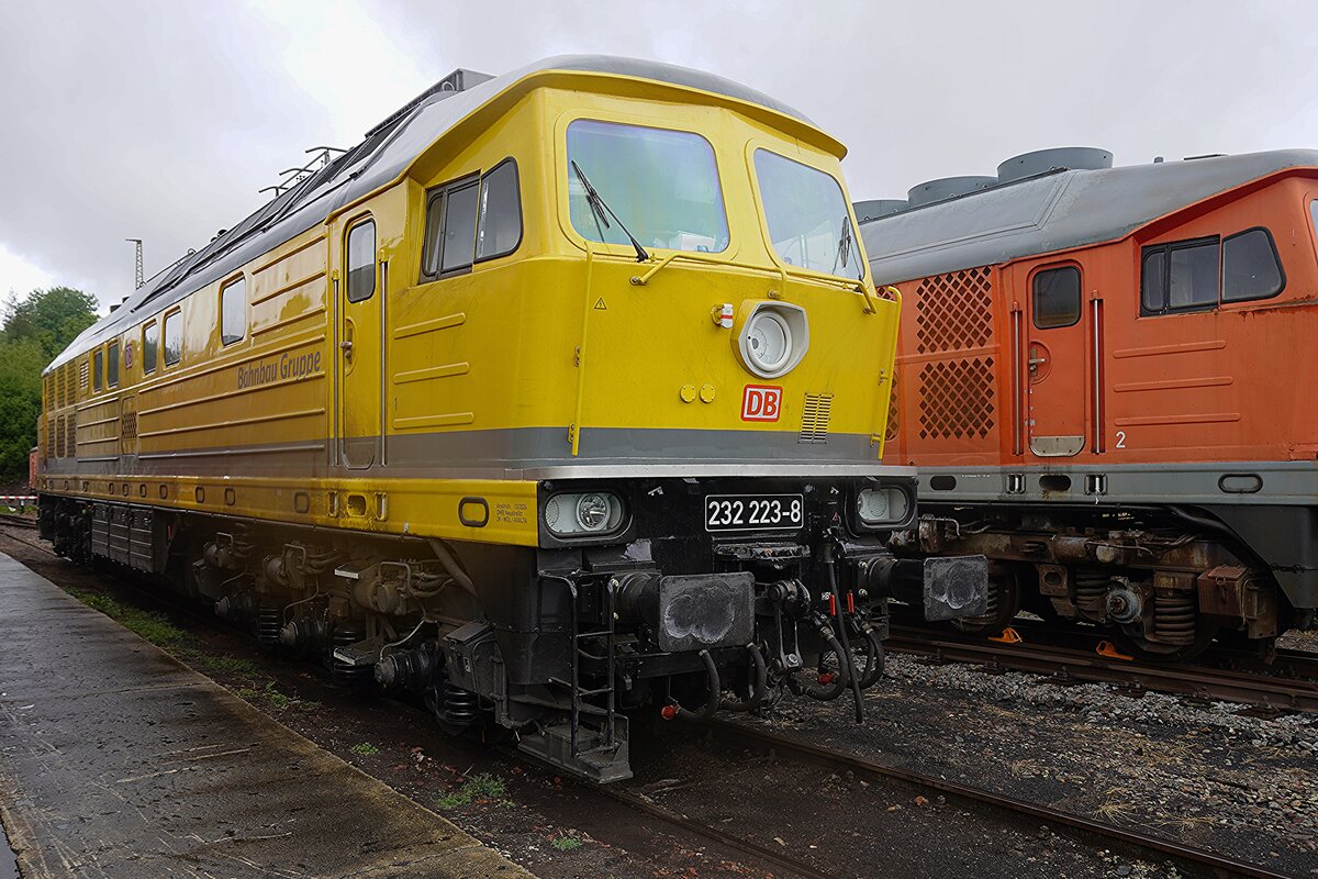 DB Bahnbau Gruppe Ludmilla 232 223 bekommt am 22 Augustus einiges Regen w�hrend das 33.Heizhausfest in Chemnitz-Hilbersdorf. Im Gegensatz der 232 451 von DB Cargo, die neben der 232 223 steht, ist die gelbe Ludmilla immer noch bei DB Konzern unterwegs.