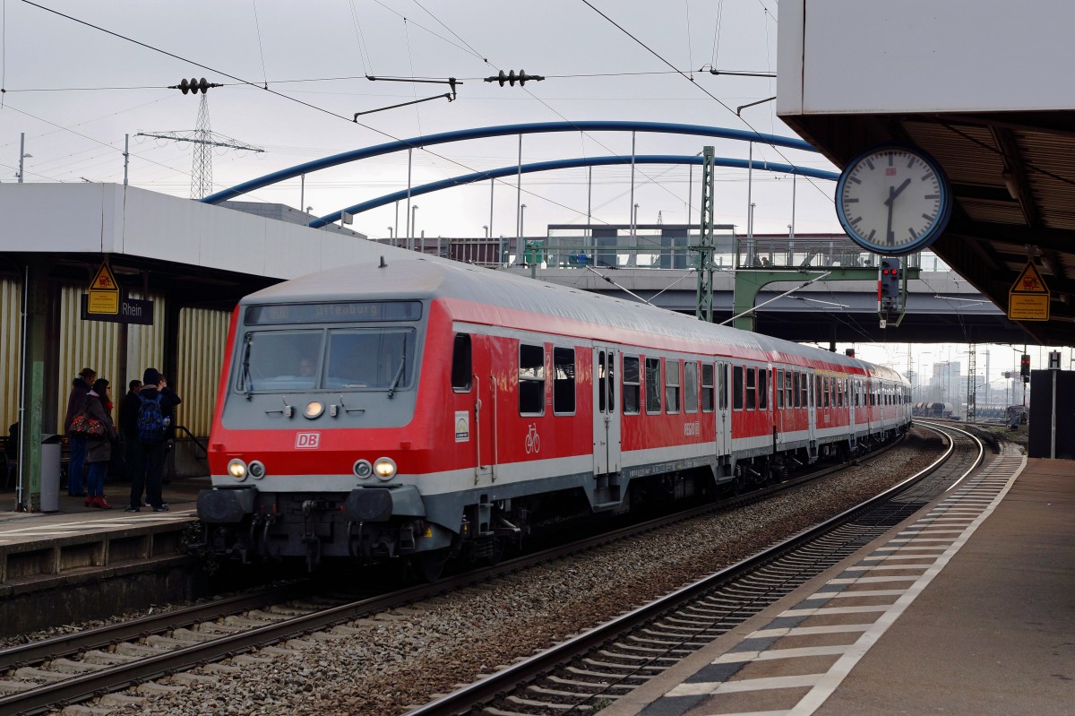 DB: Bald sind die mit Lokomotiven der BR 111 gefhrten RB Basel Badischer Bahnhof - Offbenburg Geschichte. Am 27. November 2015 schob die 111 062-6 den RB nach Offenburg. Die Aufnahmen entstanden bei der Ein- und Ausfahrt Weil am Rhein.
Foto: Walter Ruetsch