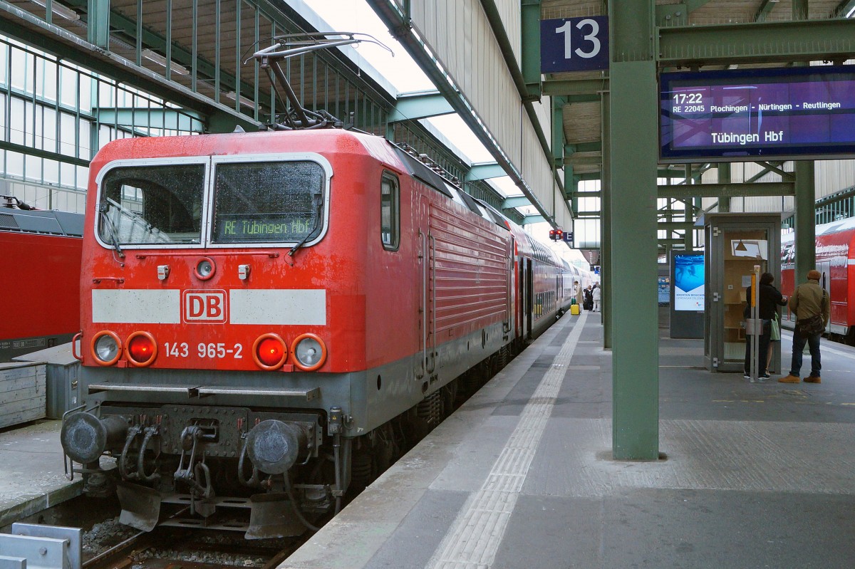 DB BR 143: Am 25. April 2015 wurde der aus Doppelstockwagen bestehende RE 22045 Stuttgart Hbf - Tbingen Hbf mit der DB 143 965-2 gefhrt.
Foto: Walter Ruetsch