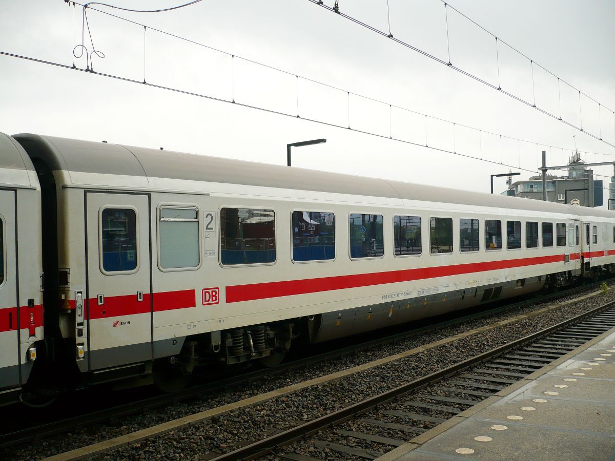 
DB Bvmsz  klimatisierter kombinierter Abteil- und Groraumwagen 2. Klasse mit Serviceabteil fr das Zugpersonal mit Nummer D-DB 61 80 21-90 737-2 Gleis 15 Amsterdam Centraal Station 16-09-2015.

DB (Deutsche Bahn) Bvmsz intercityrijtuig 2e klasse met nummer D-DB 61 80 21-90 737-2 spoor 15 Amsterdam CS 16-09-2015.
 