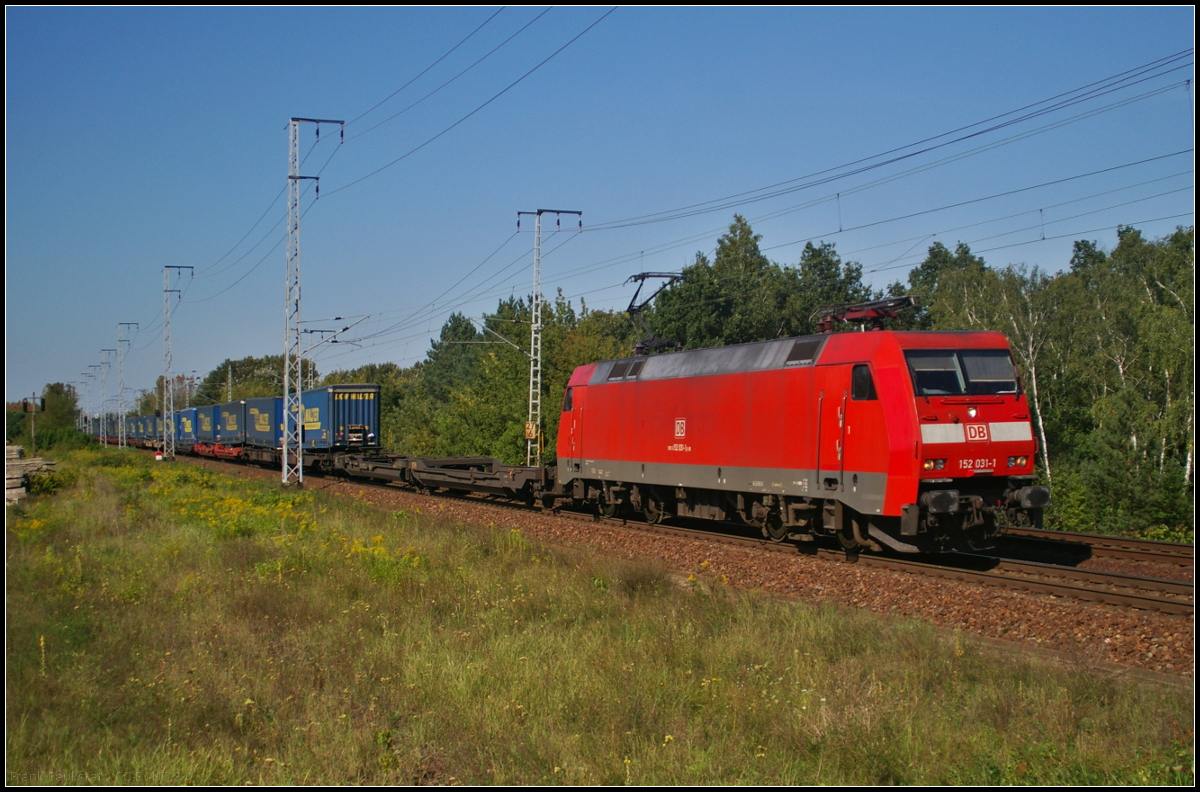 DB Cargo 152 031-1 fuhr mit dem 'LKW-Walter'-KLV am 29.08.2017 durch die Berliner Wuhlheide