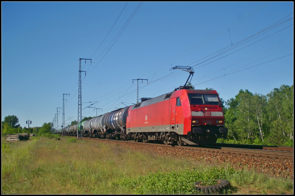 DB Cargo 152 045-1 fuhr mit einem Kesselwagenzug, der Dieselkraftstoff oder Gas�l oder leichtes Heiz�l geladen hatte, am 27.05.2017 durch die Berliner Wuhlheide