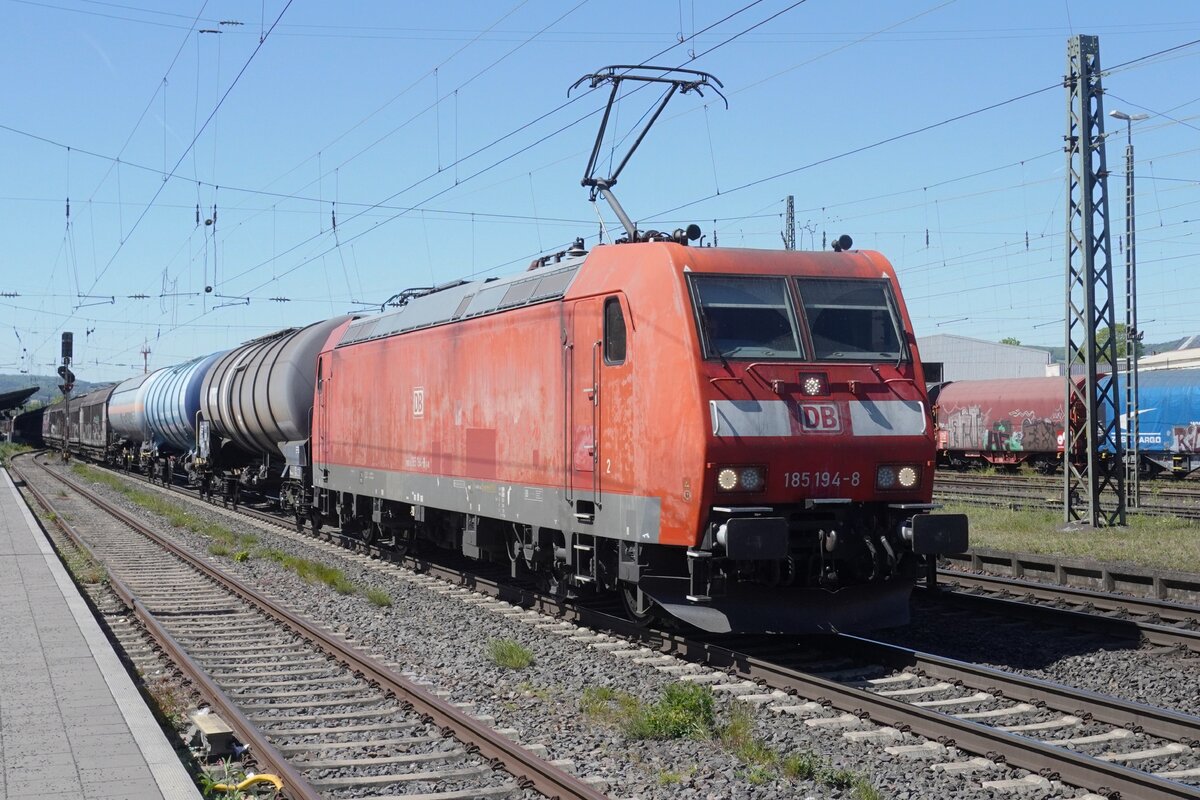 DB Cargo 185 194 zieht ein Mischguterzug durch Neuwied gen S�den am 30 April 2026. Neuwied, an die rechter rheinstrecke geliegen, ist -wann dieser Strecke nicht gesperrt ist wegen Bauarbeiten oder St�rung-  in der Woche immer ein besuch wert von Jeder, der Guterz�ge fotografieren oder beobachen will.
