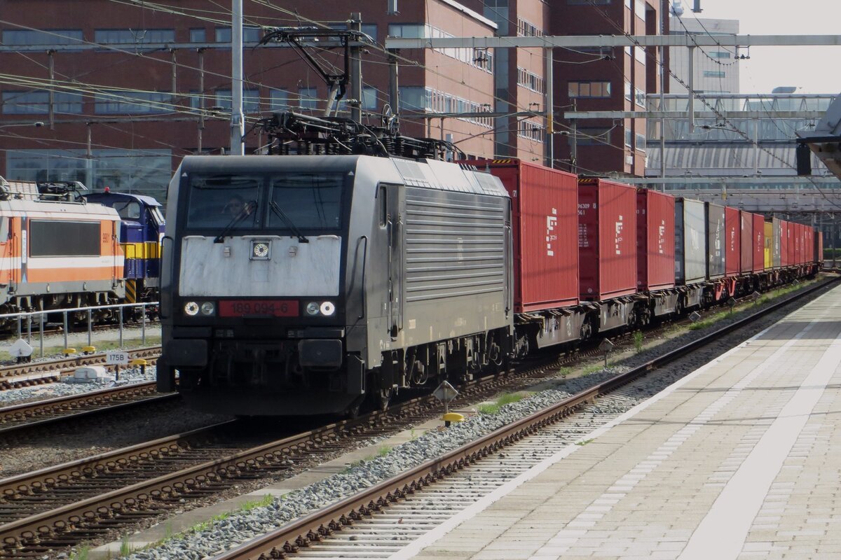 DB Cargo 189 094 treft mit deren Containerzug am 27 April 2023 in Amersfoort ein.