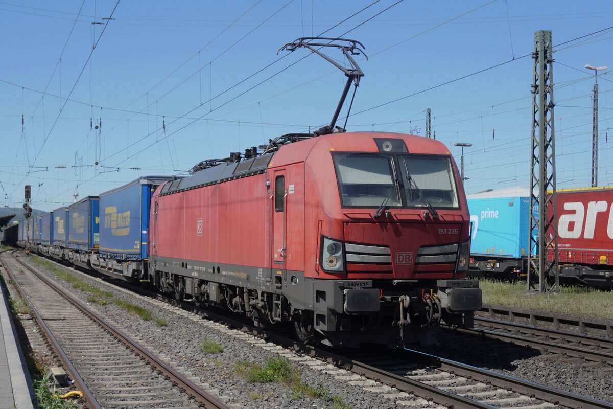 DB Cargo 193 335 zieht am 30 April 2026 der LKW Walterzug gen S�den durch Neuwied w�hrend gleichzeitig ein KLV aus Italien gen K�ln Eiffeltor (sichtbar in Hintergrund) fahrt.