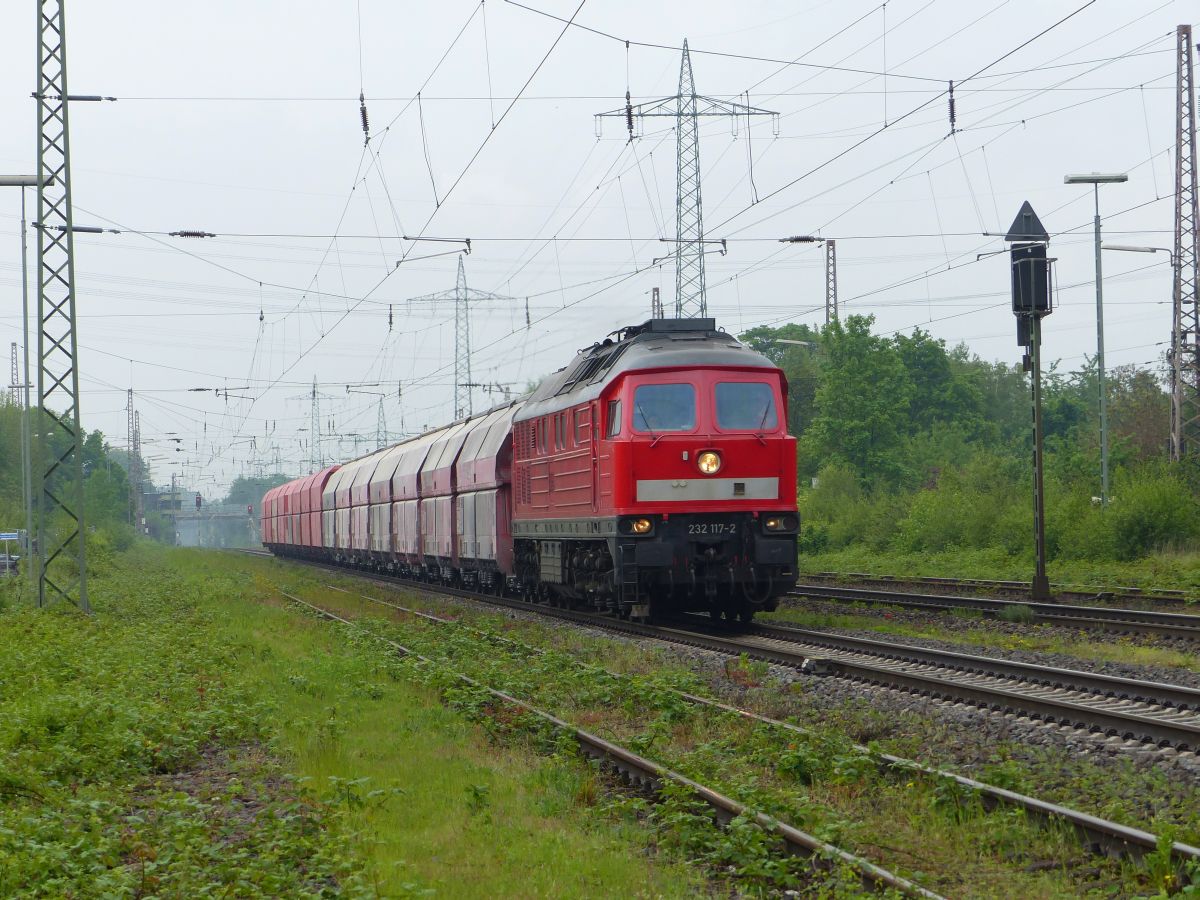 DB Cargo Diesellok 232 117-2 Bahnhof Lintorf. Kalkumerstrasse, Lintorf 18-05-2017.

DB Cargo dieselloc 232 117-2 voormalig station Lintorf bij de Kalkumerstrasse, Lintorf 18-05-2017.