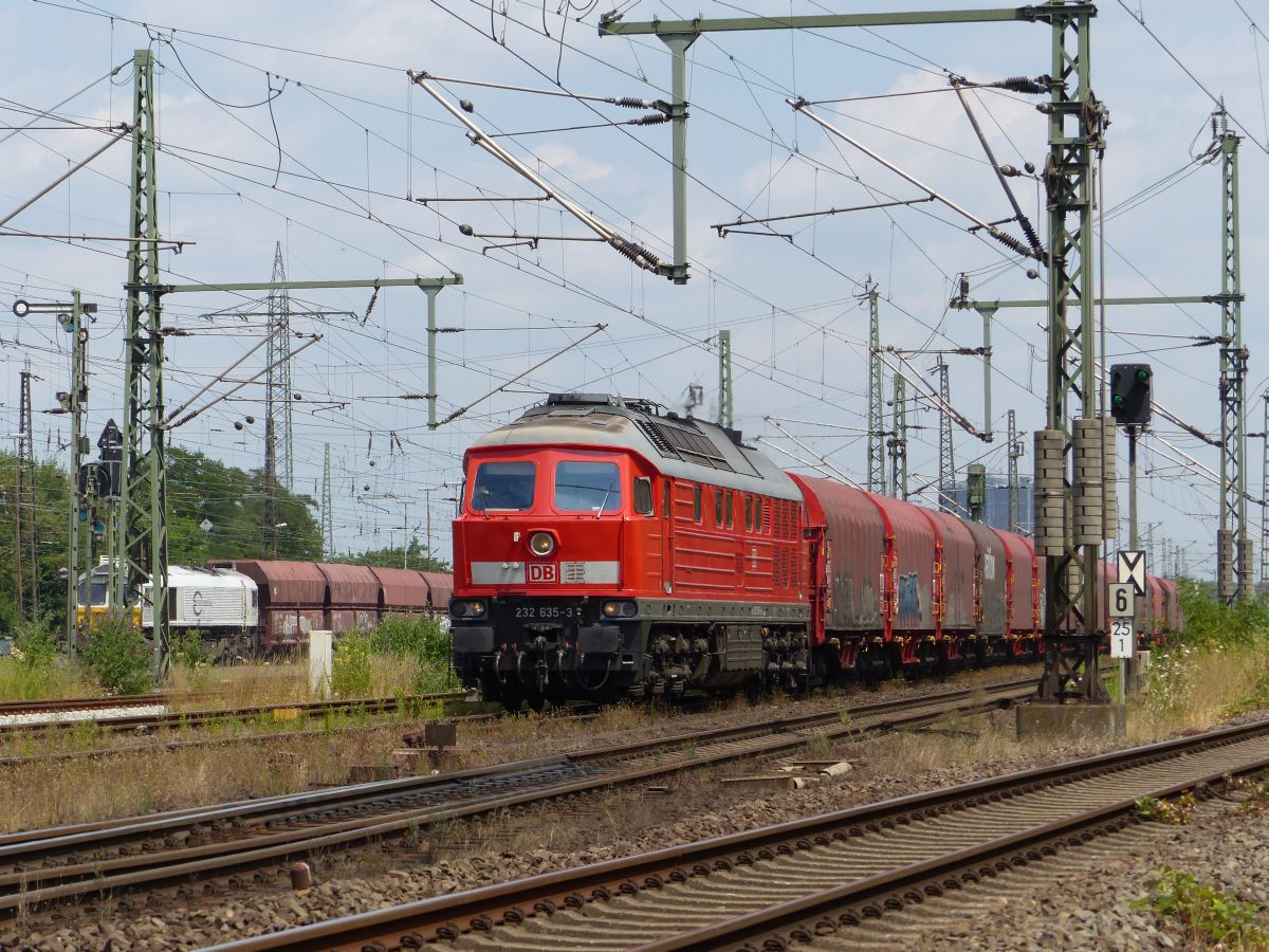 DB Cargo Diesellok 232 635-3 G�terbahnhof Oberhausen West 06-07-2018.

DB Cargo dieselloc 232 635-3 goederenstation Oberhausen West 06-07-2018.