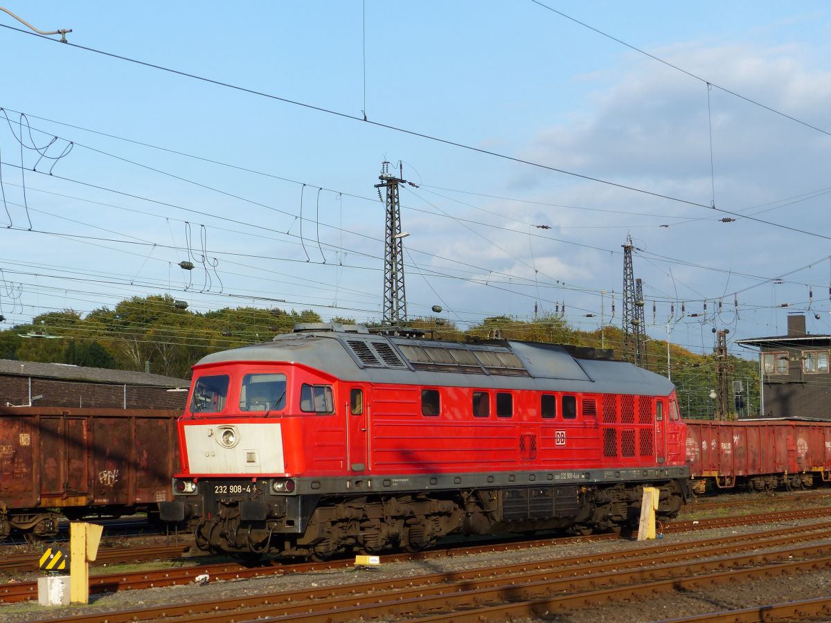 DB Cargo Diesellok 232 908-4 Bahnbetriebswerk Oberhausen Osterfeld 13-10-2017.

DB Cargo dieselloc 232 908-4 Bahnbetriebswerk Oberhausen Osterfeld 13-10-2017.