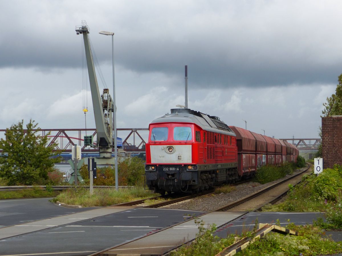 DB Cargo Diesellok 232 908-4 Bahnbdergang Dachsstrasse, Duisburg 14-09-2017.

DB Cargo dieselloc 232 908-4 overweg Dachsstrasse, Duisburg 14-09-2017.