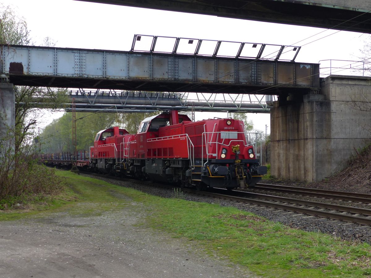 DB Cargo Diesellok 265 015 -8 mit Schwesterlok bei Kokerei Prosper, Bottrop 12-04-2018.

DB Cargo dieselloc 265 015 -8 met zusterloc bij de Kokerei Prosper, Bottrop 12-04-2018.