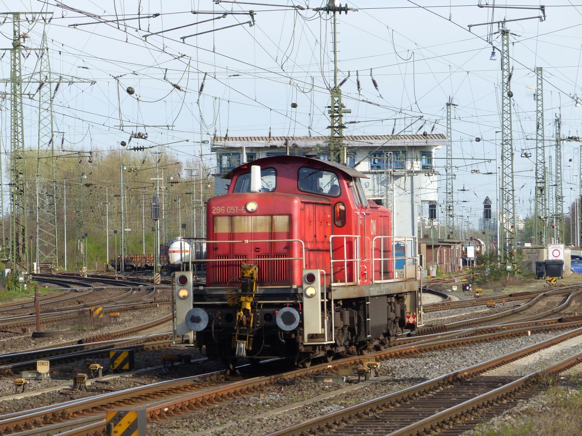 DB Cargo Diesellok 296 051-6 Rangierbahnhof Kln Gremberg, Gremberg Gnf (Gremberg Nord Fahrdienstleitung), Porzer Ringstrae, Kln 31-03-2017.

DB Cargo dieselloc 296 051-6 rangeerstation Keulen Gremberg bij seinhuis Gremberg Gnf (Gremberg Nord Fahrdienstleitung), Porzer Ringstrae, Keulen 31-03-2017.