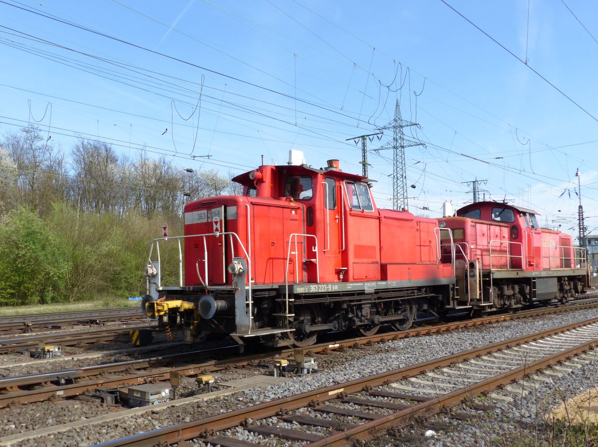 DB Cargo Diesellok 363 223-9 und 294 807-3 Rangierbahnhof Kln Gremberg. Porzer Ringstrae, Kln 31-03-2017.

DB Cargo dieselloc 363 223-9 en 294 807-3 rangeerstation Keulen Gremberg. Porzer Ringstrae, Keulen 31-03-2017.