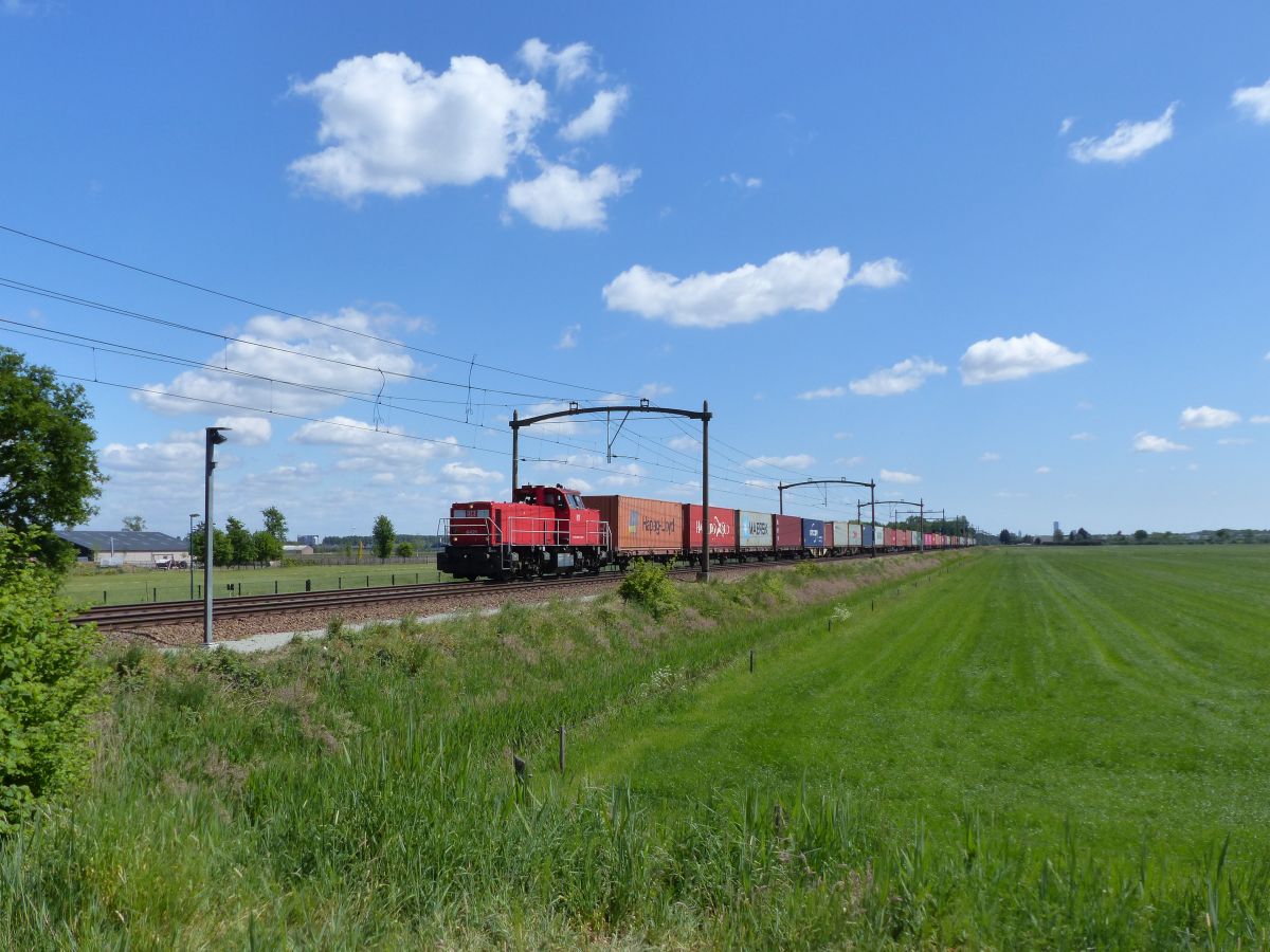 DB Cargo Diesellok 6421 Broekdijk, Hulten 15-05-2020.

DB Cargo dieselloc 6421 Broekdijk, Hulten 15-05-2020.