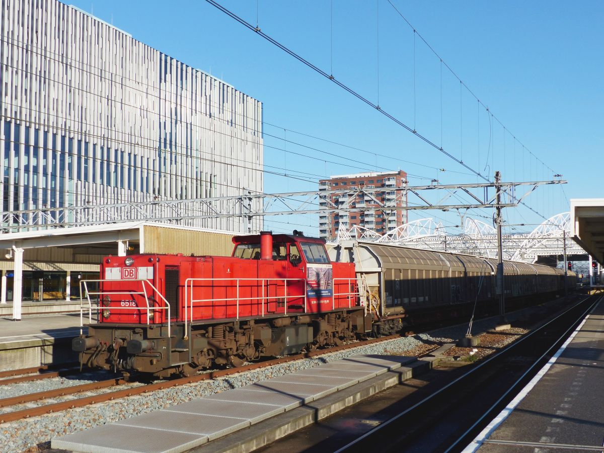 DB Cargo Diesellokomotieve 6518 mit G�terzug nach Alphen aan den Rijn f�r Electrolux. Gleis 3 Leiden Centraal 30-12-2019.

DB Cargo diesellocomotief 6518 met omgeleide goederentrein naar Alphen aan den Rijn. Normaliter rijdt deze trein 's nachts via Gouda naar Electrolux in Alphen aan den Rijn. Spoor 3 Leiden Centraal 30-12-2019.