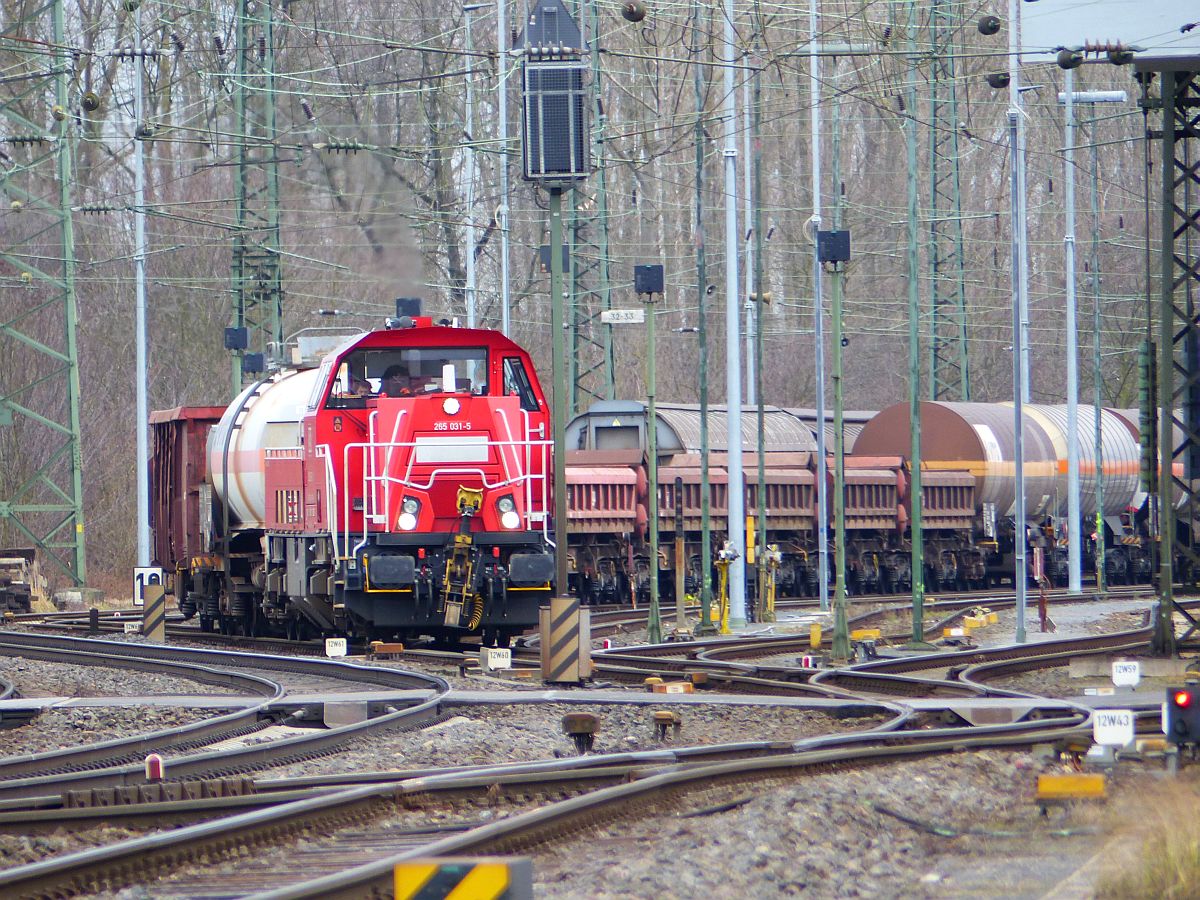 DB Cargo Diesellokomotive 261 031-5 rangierbahnhof Keulen Gremberg, Porzer Ringstra�e, K�ln 08-03-2018.

DB Cargo diesellocomotief 261 031-5 rangeerstation Keulen Gremberg, Porzer Ringstra�e, Keulen 08-03-2018.