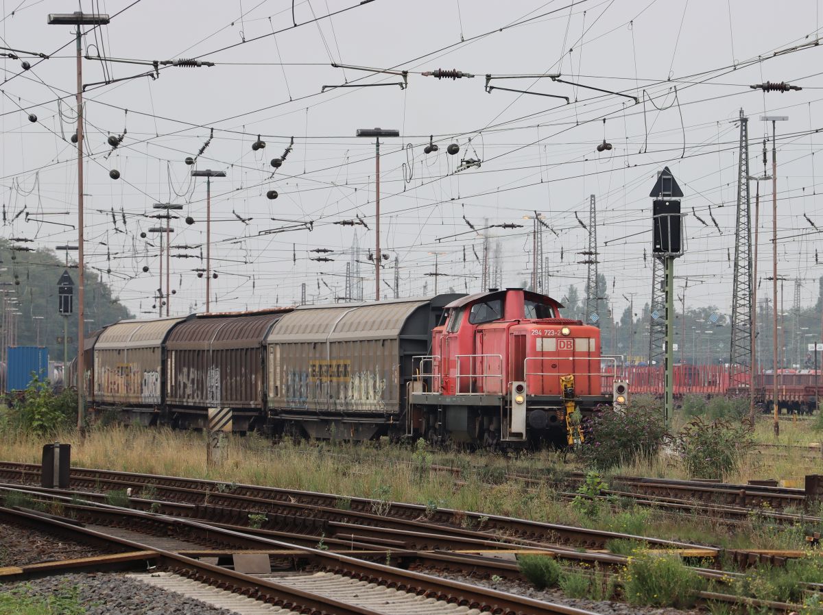 DB Cargo Diesellokomotive 294 723-2 G�terbahnhof Oberhausen West 18-08-2022.

DB Cargo diesellocomotief 294 723-2 goederenstation Oberhausen West 18-08-2022.