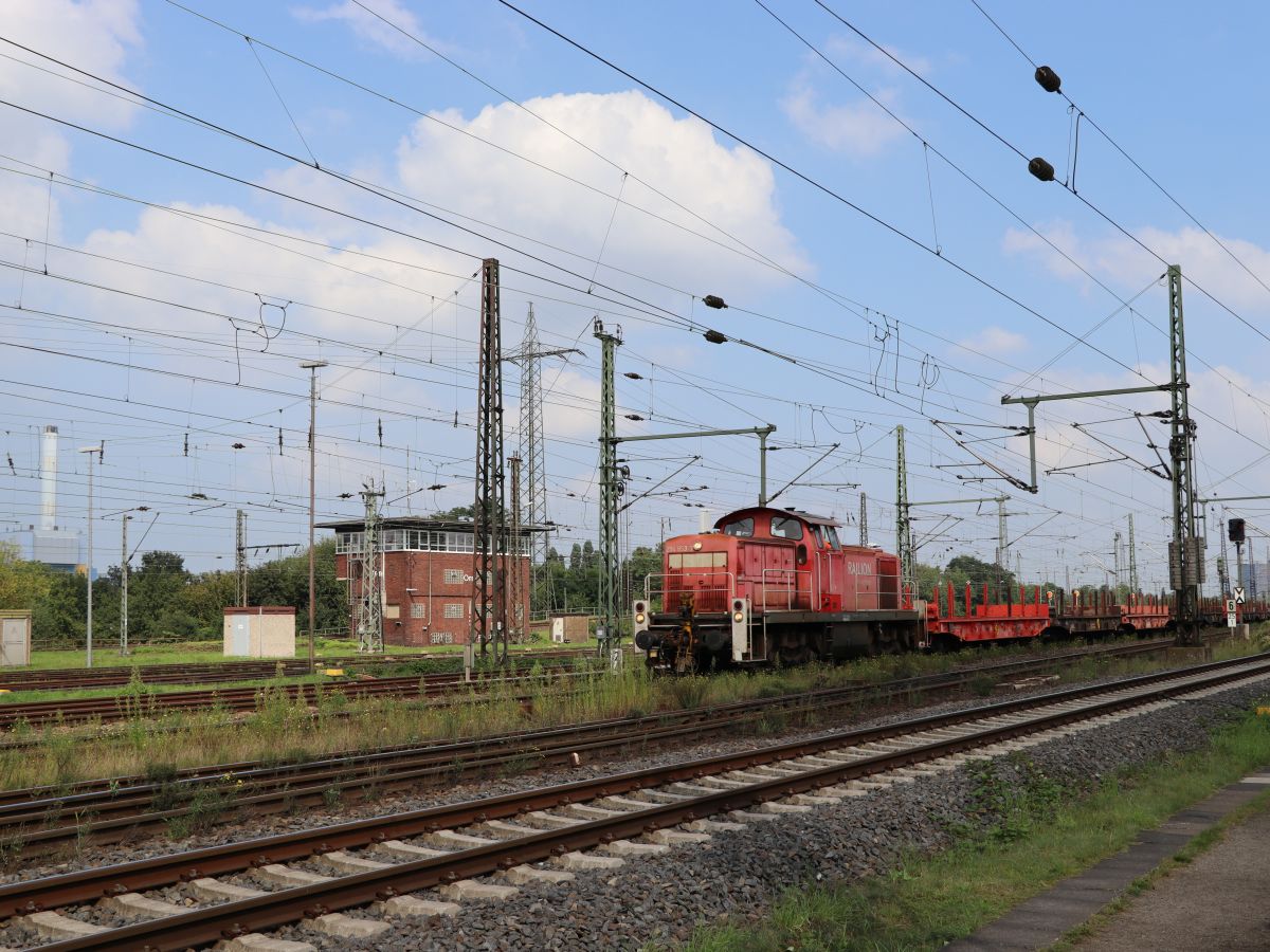 DB Cargo Diesellokomotive 294 853-7 G�terbahnhof Oberhausen West 02-09-2021.

DB Cargo diesellocomotief 294 853-7 goederenstation Oberhausen West 02-09-2021.