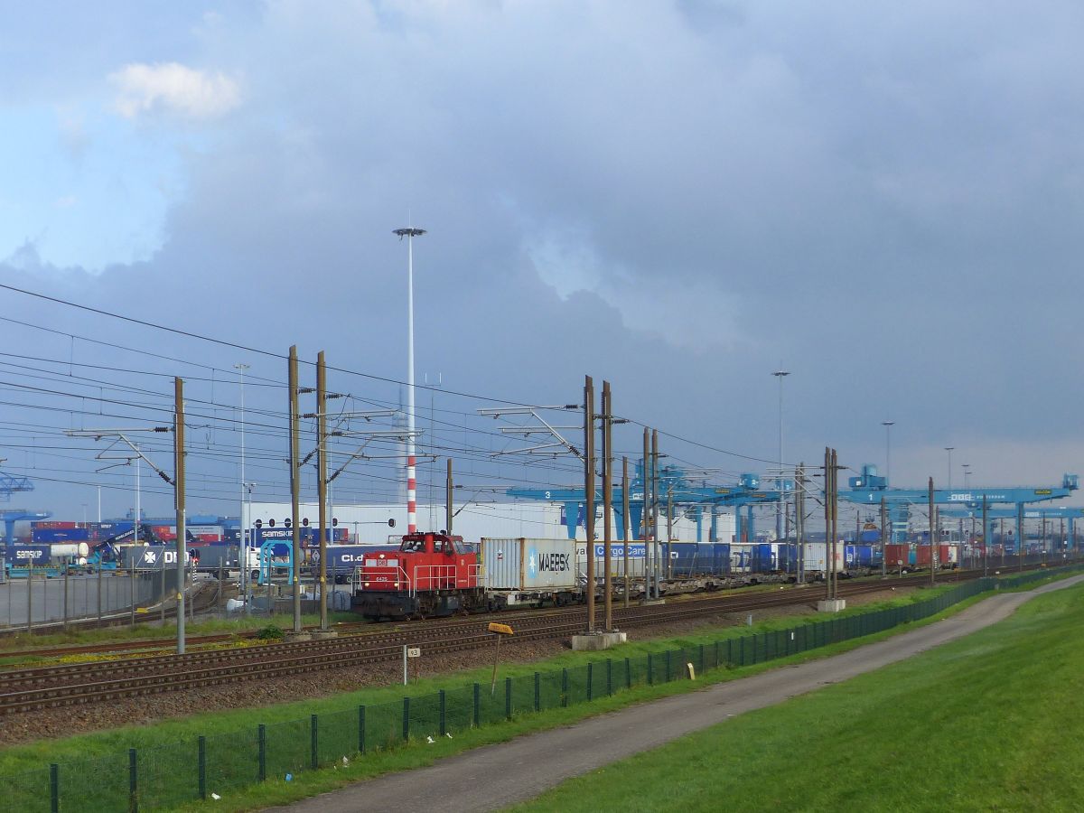 DB Cargo Diesellokomotive  6425 Abfahrt Rail Service Center Vondelingenweg, Rotterdam 23-10-2020.

DB Cargo diesellocomotief  6425 vertrek Rail Service Center Vondelingenweg, Rotterdam 23-10-2020.