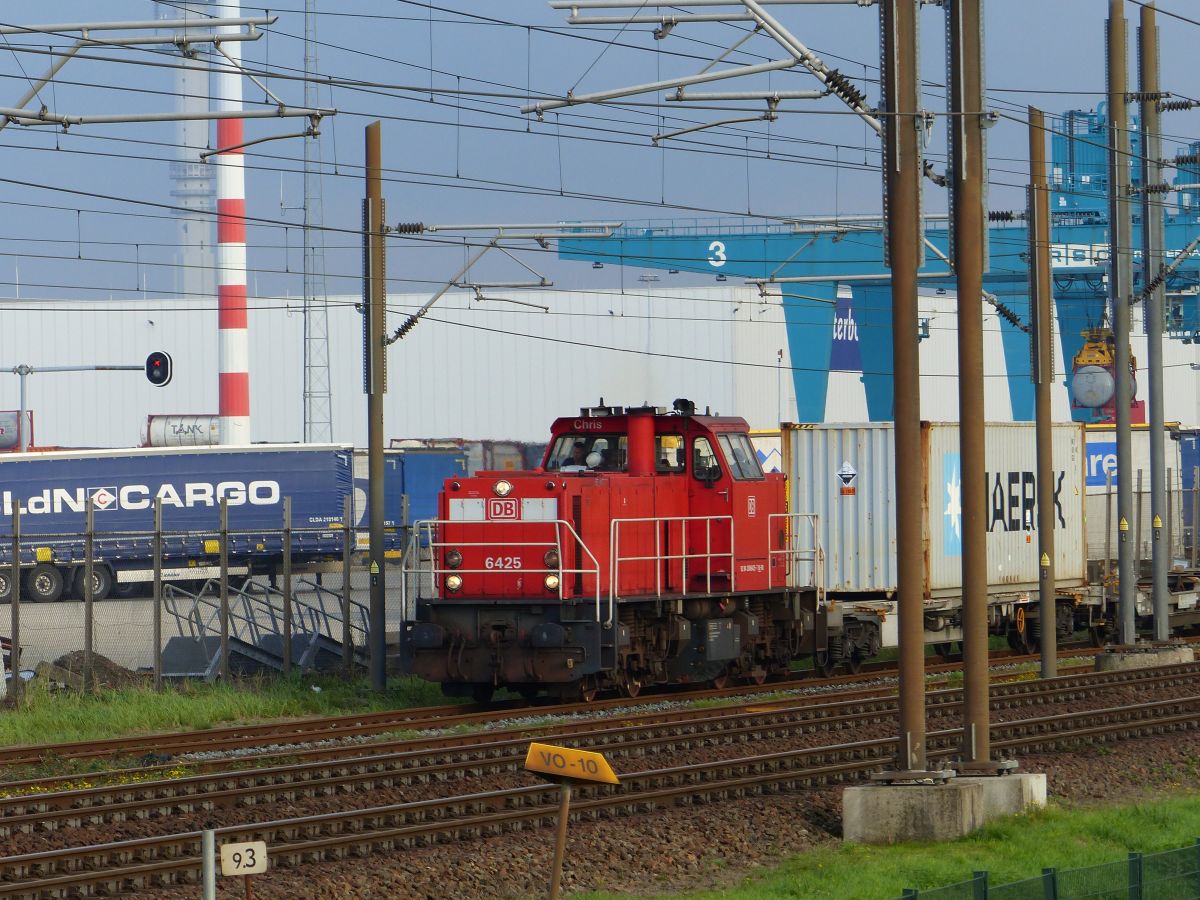 DB Cargo Diesellokomotive  6425 Abfahrt Rail Service Center Vondelingenweg, Rotterdam 23-10-2020.

DB Cargo diesellocomotief  6425 vertrek Rail Service Center Vondelingenweg, Rotterdam 23-10-2020.