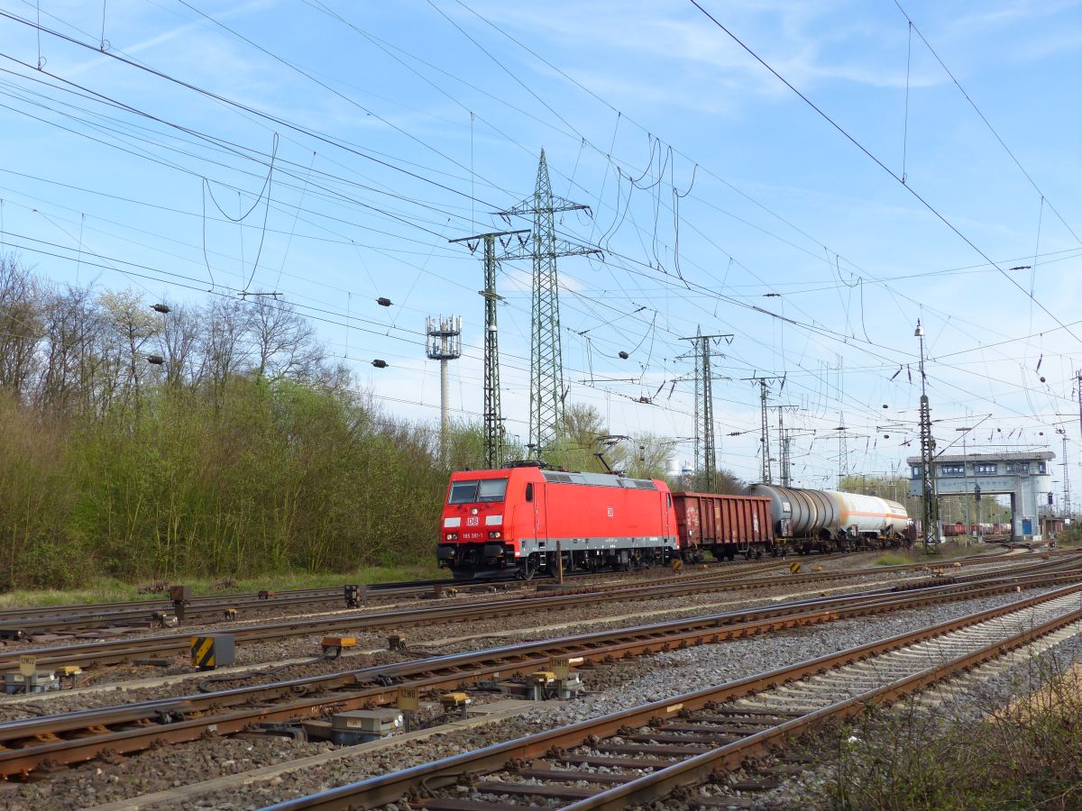 DB Cargo loc 185 381-1 Rangierbahnhof K�ln Gremberg bei Gremberg Gnf (Gremberg Nord Fahrdienstleitung) 31-03-2017.

DB Cargo loc 185 381-1 rangeerstation Keulen Gremberg bij seinhuis Gremberg Gnf (Gremberg Nord Fahrdienstleitung) 31-03-2017.