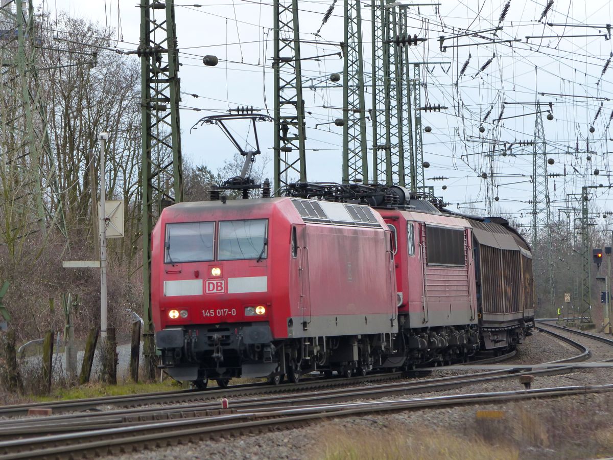 DB Cargo Lok 145 017-0 mit Lokomotive aus der Baureihe 155. Rangierbahnhof Kln Gremberg. Porzer Ringstrae, Kln 08-03-2018.

DB Cargo loc 145 017-0 met loc van de bouwserie 155. Rangeerstation Keulen Gremberg. Porzer Ringstrae, Keulen 08-03-2018.