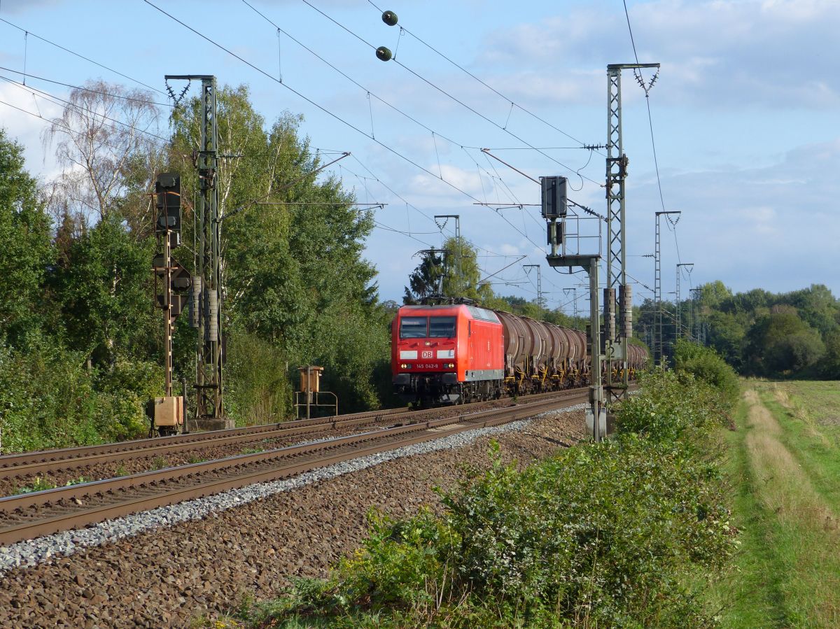 DB Cargo Lok 145 042-8 bei Bahn�bergang Devesstra�e, Salzbergen 13-09-2018.



DB Cargo loc 145 042-8 bij overweg Devesstra�e, Salzbergen 13-09-2018.