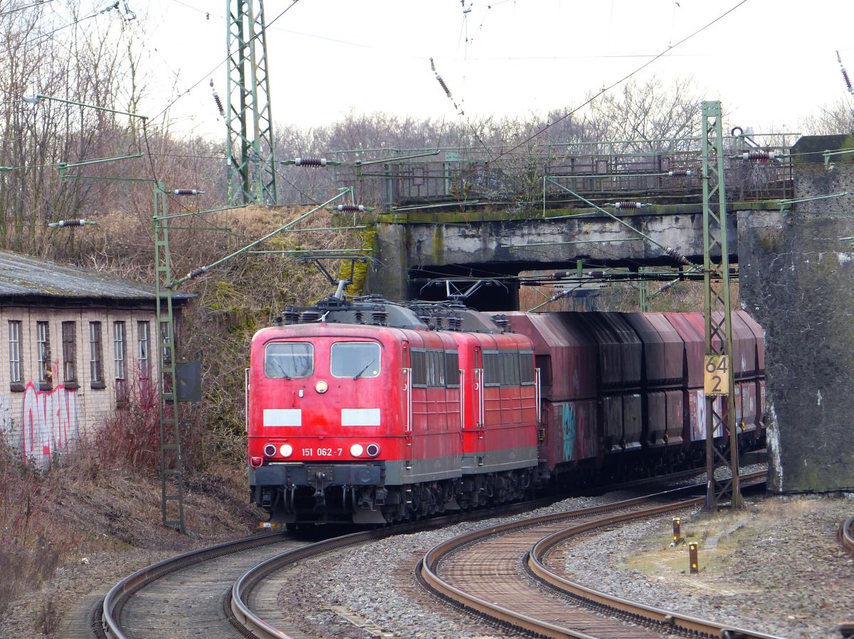 DB Cargo Lok 151 062-7 mit Schwesterlok Rangierbahnhof Kln-Kalk Nord 08-03-2018.

DB Cargo loc 151 062-7 met zusterloc rangeerstation Kln-Kalk Nord 08-03-2018.