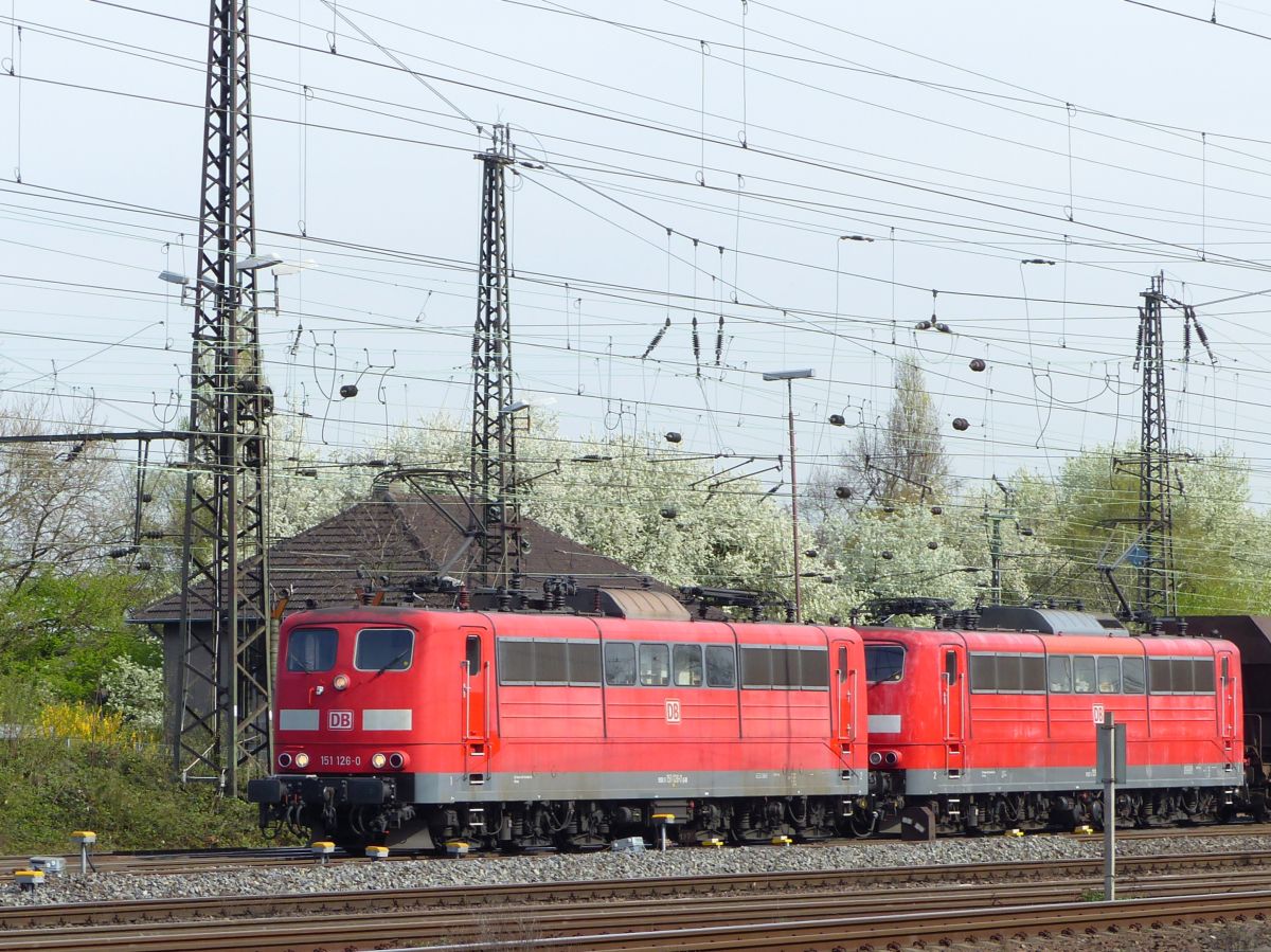 DB Cargo Lok 151 126-0 mit Schwesterlok G�terbahnhof Oberhausen West 31-03-2017.


DB Cargo loc 151 126-0 met zusterloc goederenstation Oberhausen West 31-03-2017.