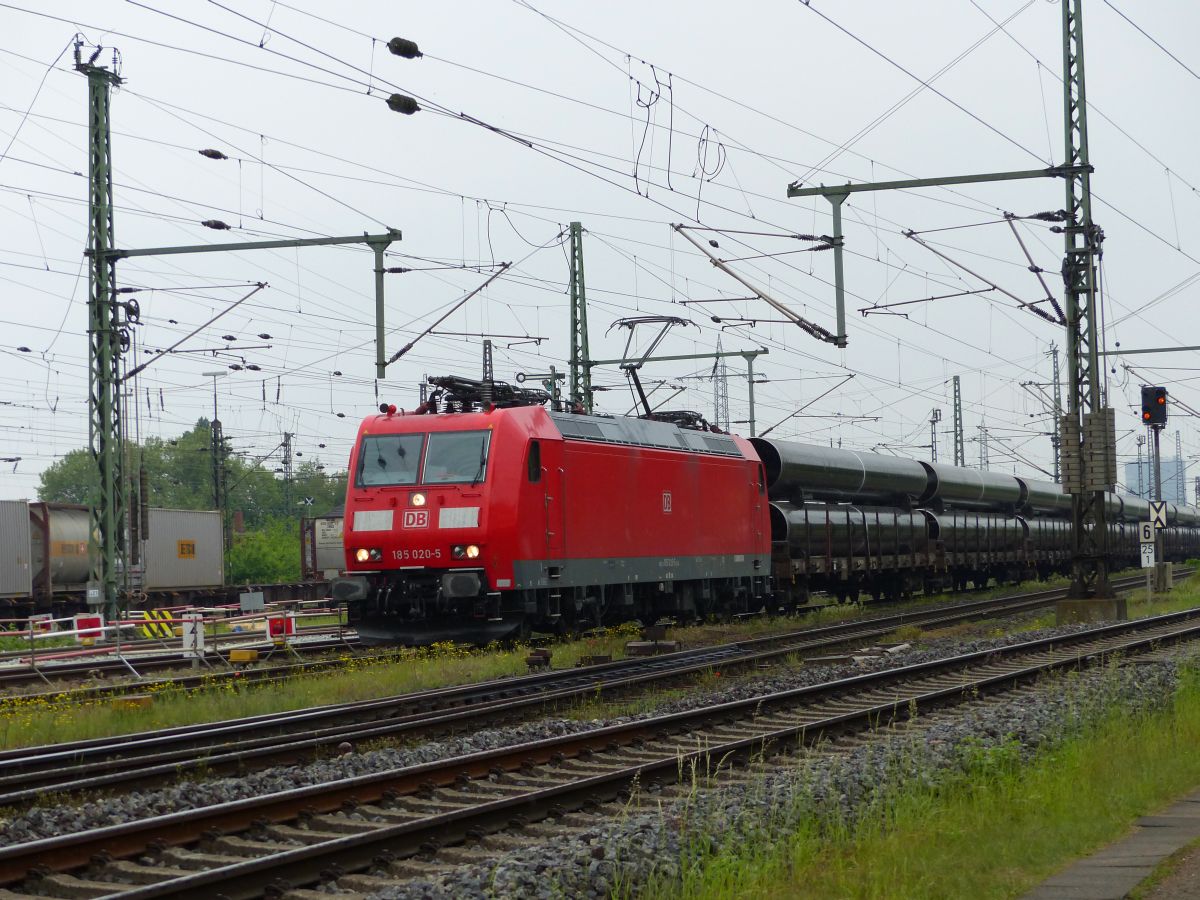 DB Cargo Lok 185 020-5 G�terbahnhof Oberhausen West 18-05-2017.

DB Cargo loc 185 020-5 met buizentrein goederenstation Oberhausen West 18-05-2017.