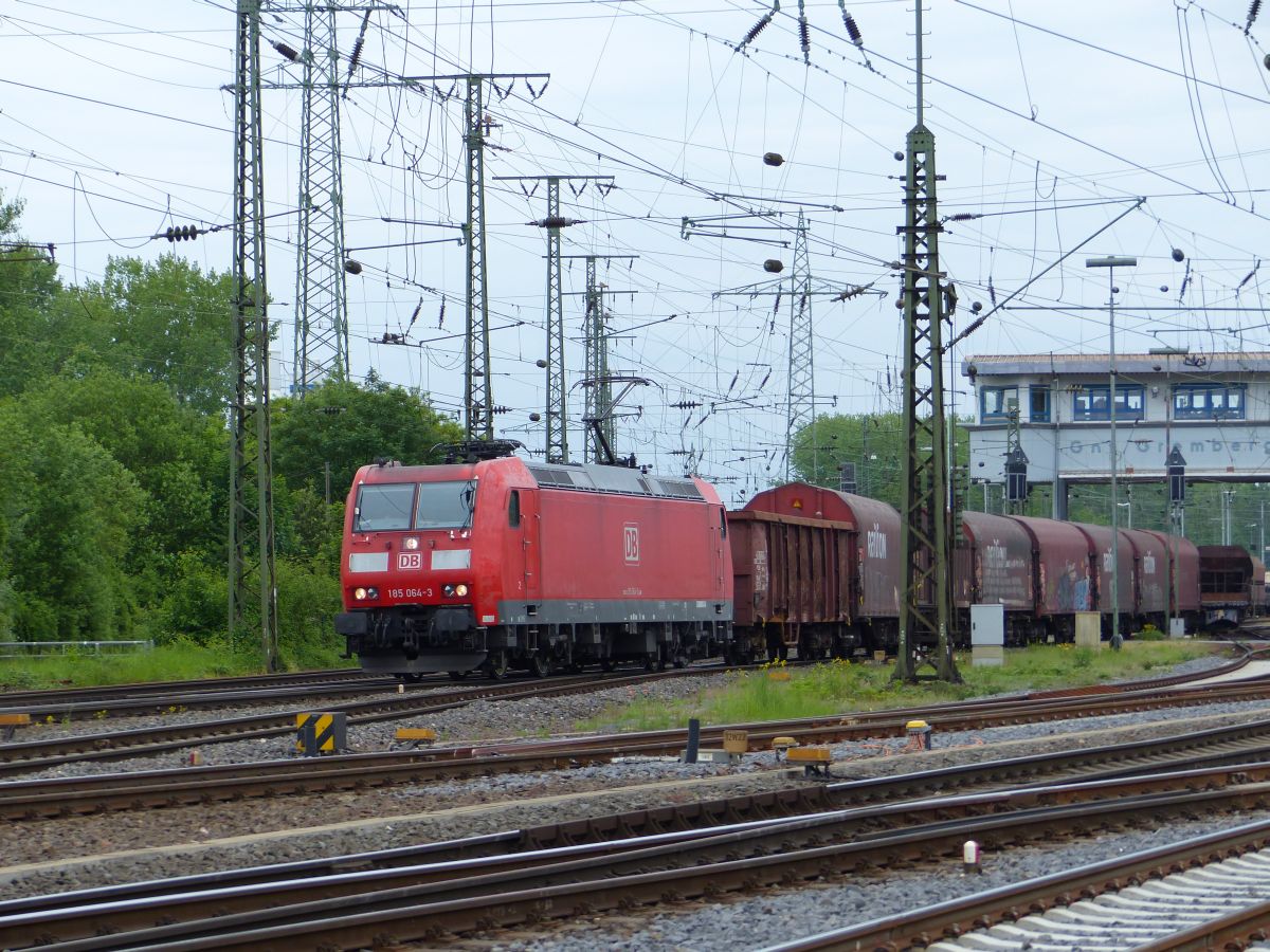 DB Cargo Lok 185 064-3 Rangierbahnhof K�ln Gremberg bei Gremberg Gnf (Gremberg Nord Fahrdienstleitung), Porzer Ringstra�e, K�ln 20-05-2016.

DB Cargo loc 185 064-3 rangeerstation Keulen Gremberg bij seinhuis Gremberg Gnf (Gremberg Nord Fahrdienstleitung), Porzer Ringstra�e, Keulen 20-05-2016.