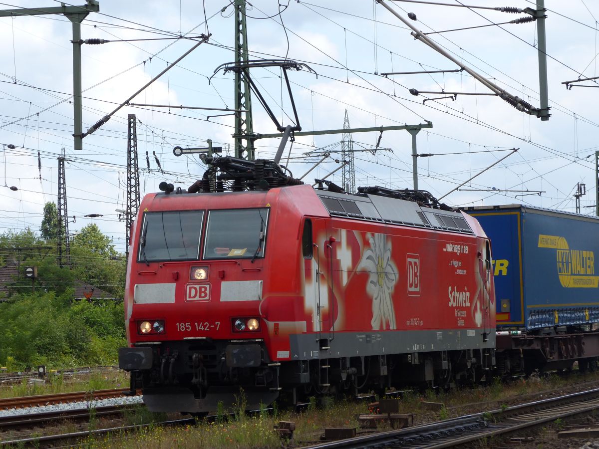DB Cargo Lok 185 142-7 mit Aufschrift  unterwegs in der Schweiz  G�terbahnhof Oberhausen West, Duitsland 13-07-2017.


DB Cargo loc 185 142-7  unterwegs in der Schweiz  goederenstation Oberhausen West, Duitsland 13-07-2017.