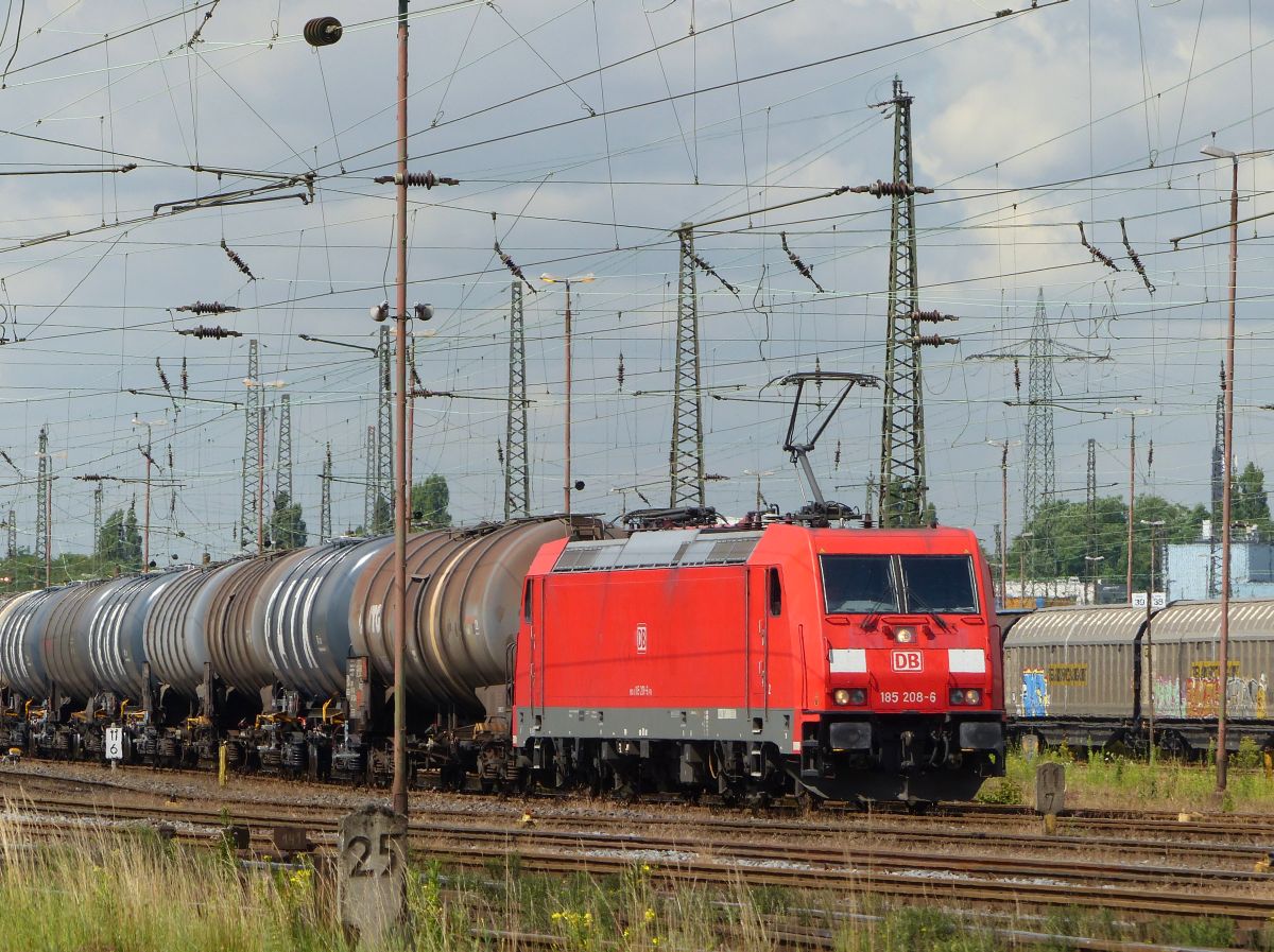 DB Cargo Lok 185 208-6 G�terbahnhof Oberhausen West 13-07-2017.

DB Cargo loc 185 208-6 goederenstation Oberhausen West 13-07-2017.