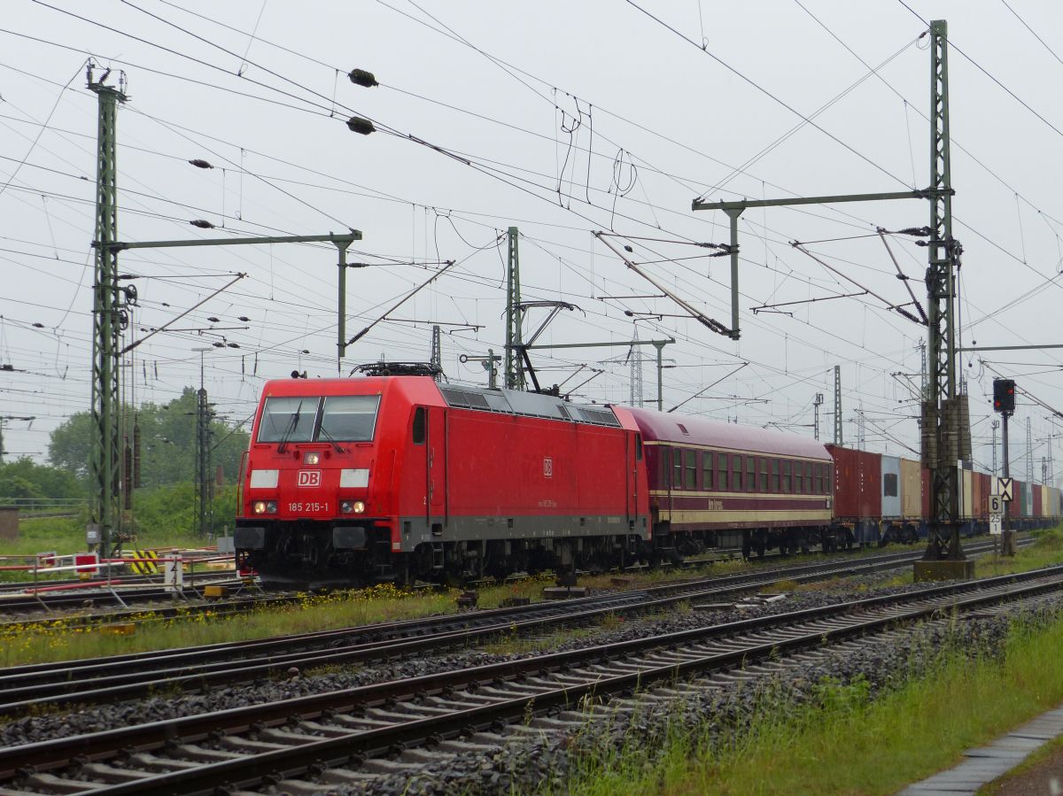 DB Cargo Lok 185 215-1 G�terbahnhof Oberhausen West 18-05-2017.



DB Cargo loc 185 215-1 met munitietrein goederenstation Oberhausen West 18-05-2017.