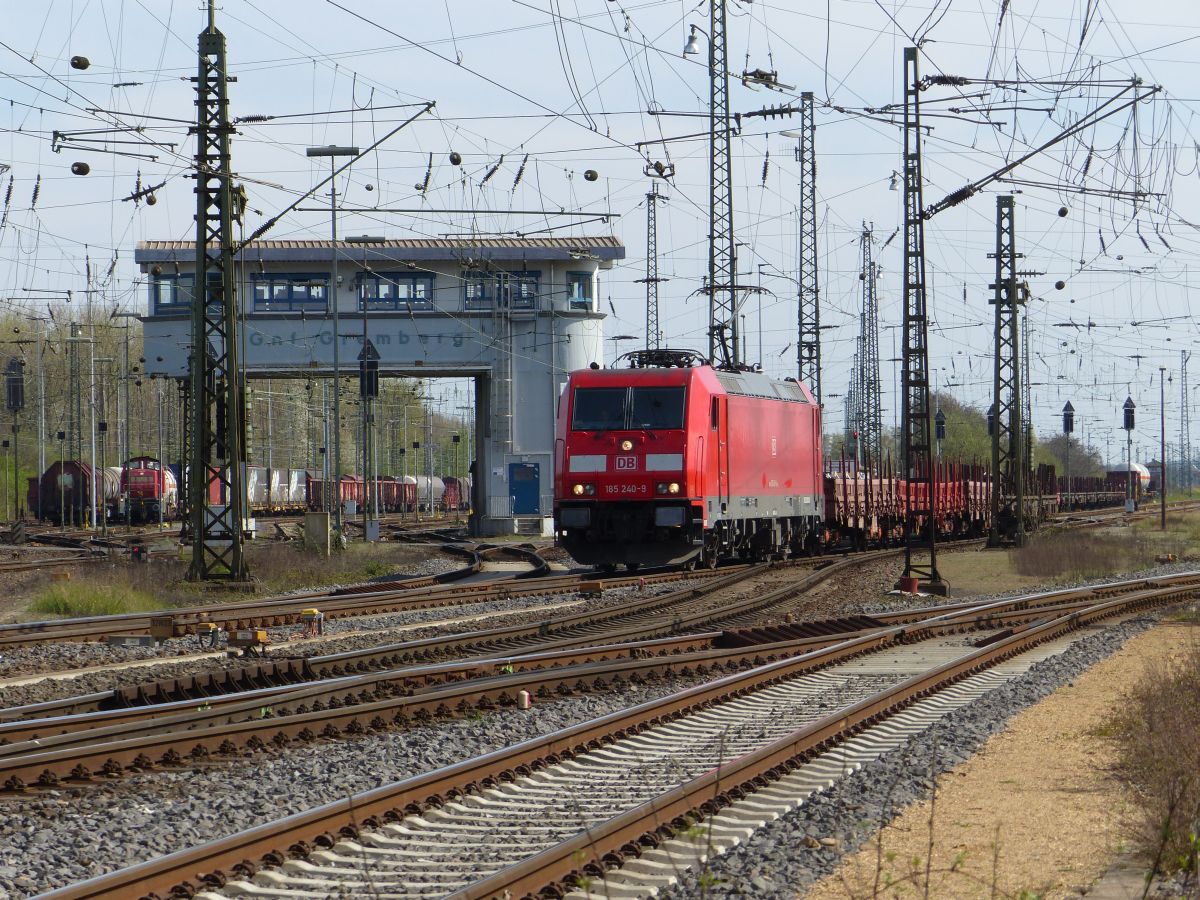 DB Cargo Lok 185 240-9 Rangierbahnhof K�ln Gremberg bei Gremberg Gnf (Gremberg Nord Fahrdienstleitung) Porzer Ringstra�e, K�ln 31-03-2017.

DB Cargo loc 185 240-9 rangeerstation Gremberg bij seinhuis Gremberg Gnf (Gremberg Nord Fahrdienstleitung) Porzer Ringstra�e, Keulen 31-03-2017.