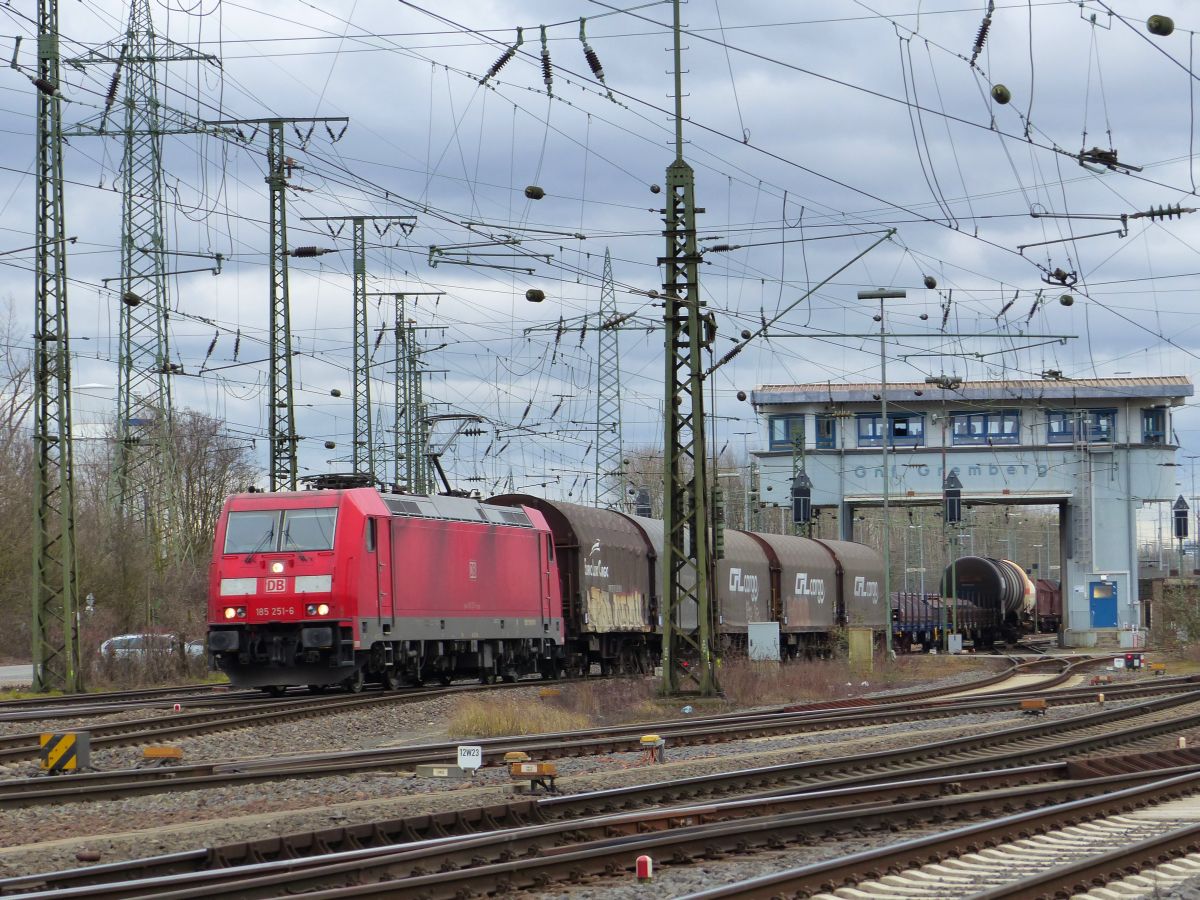 DB Cargo Lok 185 251-6 Rangierbahnhof K�ln Gremberg bei Gremberg Gnf (Gremberg Nord Fahrdienstleitung)08-03-2018.

DB Cargo loc 185 251-6 rangeerstation Keulen Gremberg bij seinhuis Gremberg Gnf (Gremberg Nord Fahrdienstleitung)08-03-2018.