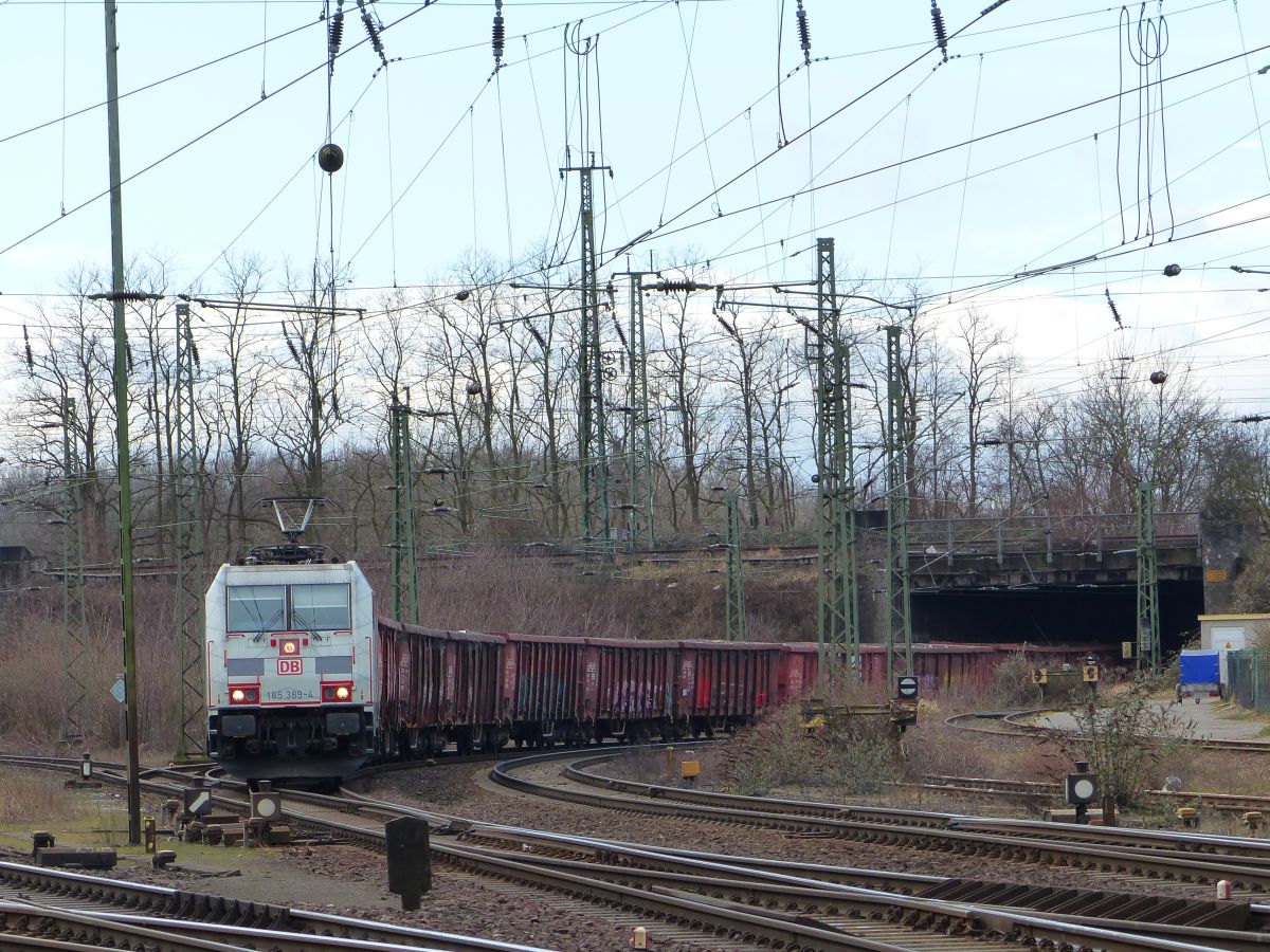 DB Cargo Lok 185 389-4 mit Aufschrift  CO2 Frei  Rangierbahnhof Kln-Kalk Nord 08-03-2018.

DB Cargo loc 185 389-4 met opschrift  CO2 Frei  rangeerstation Keulen-Kalk Nord 08-03-2018.