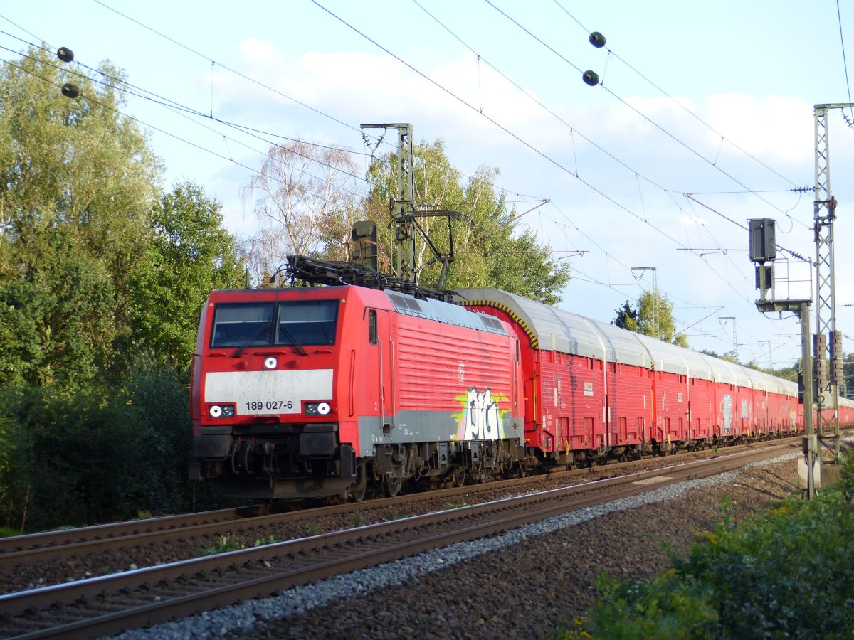 DB Cargo Lok 189 027-6 mit  Mercedes-Benz  bei Bahn�bergang Devesstra�e, Salzbergen 13-09-2018.

DB Cargo loc 189 027-6 met Mercedes-Benz trein (de Rode Muur) bij overweg Devesstra�e, Salzbergen 13-09-2018.