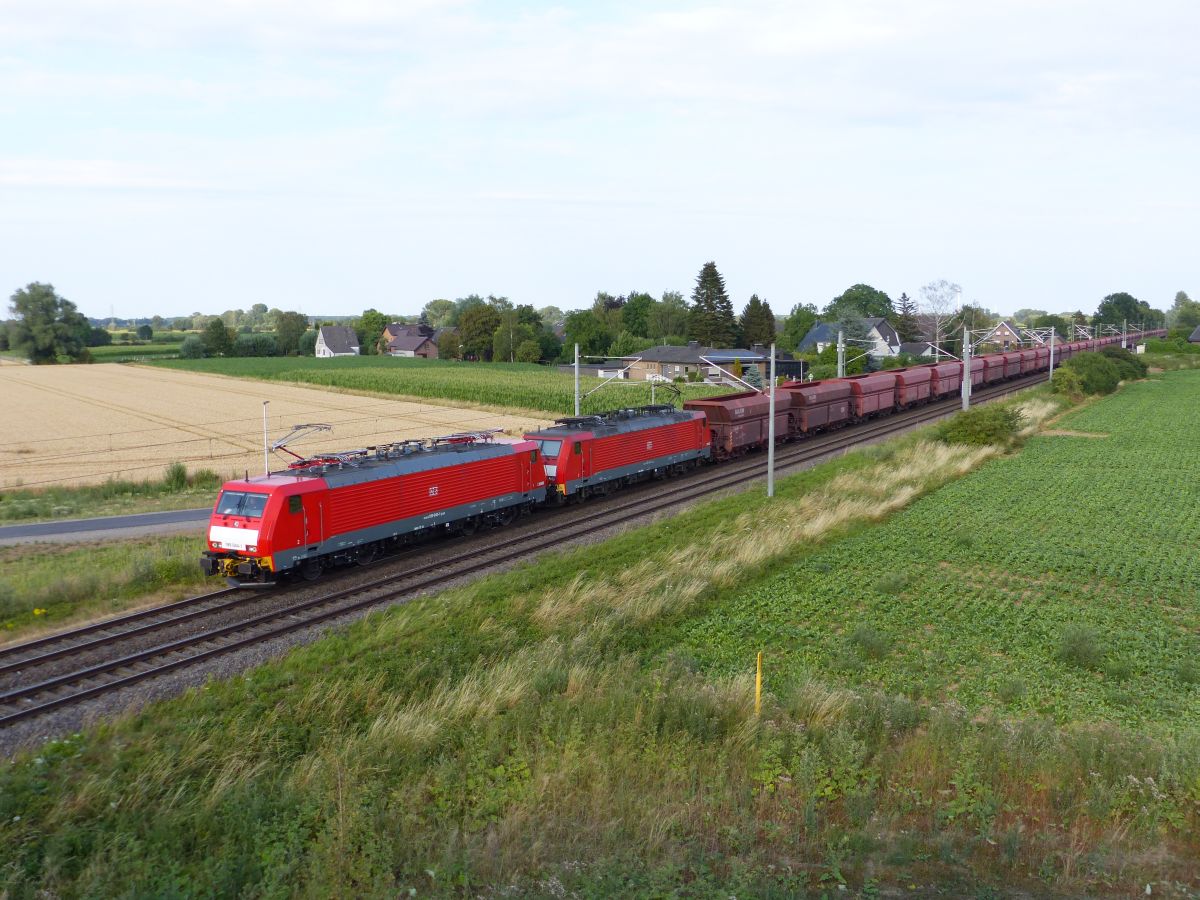 DB Cargo Lok 189 044-1 mit Schwesterlok. Baumannstrasse, Praest bei Emmerich. Deutschland 06-07-2018.

DB Cargo loco 189 044-1 met zusterloc. Baumannstrasse, Praest bij Emmerich. Duitsland 06-07-2018.