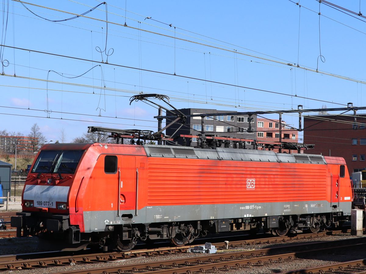 DB Cargo Lokomotieve 189 077-1 Amersfoort Centraal 07-03-2022.

DB Cargo locomotief 189 077-1 Amersfoort Centraal 07-03-2022.