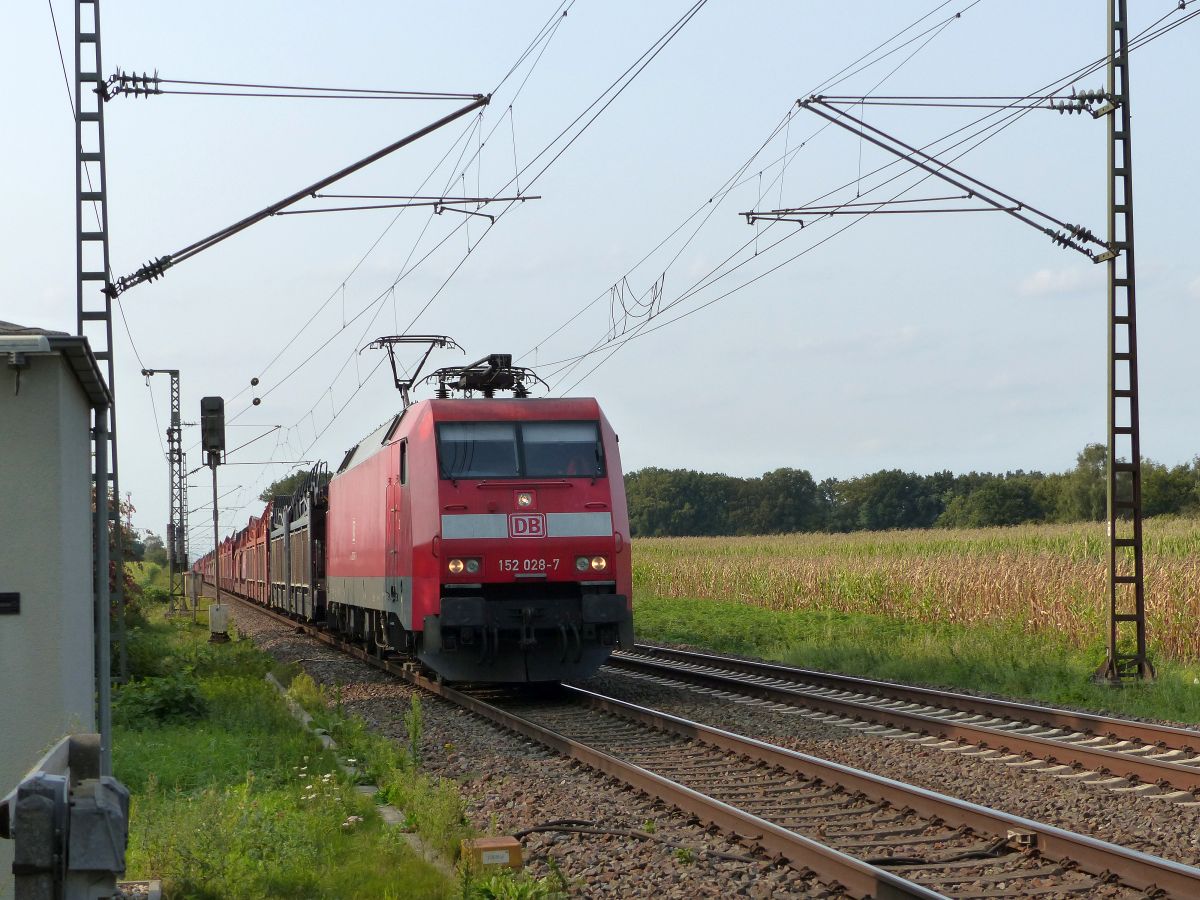 DB Cargo Lokomotive 152 028-7 Bahnbergang Devesstrae, Salzbergen 11-09-2020.

DB Cargo locomotief 152 028-7 overweg Devesstrae, Salzbergen 11-09-2020.