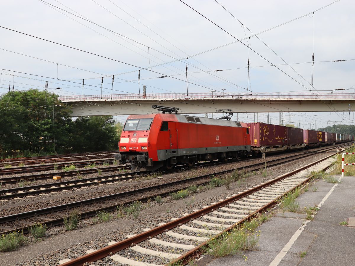 DB Cargo Lokomotive 152 117-8 Duisburg Entenfang 18-08-2022.

DB Cargo locomotief 152 117-8 Duisburg Entenfang 18-08-2022.