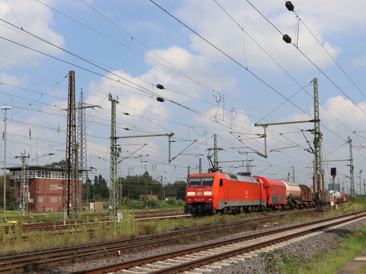 DB Cargo Lokomotive 152 123-6 Gterbahnhof Oberhausen West 02-09-2021.

DB Cargo locomotief 152 123-6 goederenstation Oberhausen West 02-09-2021.