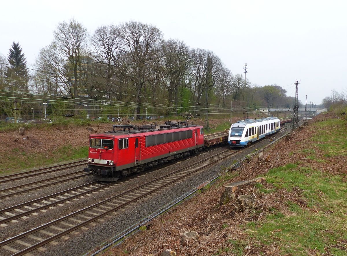 DB Cargo Lokomotive 155 055-7 en OLA (Ostseelandverkehr GmbH) LINT Dieseltriebzug VT 701 Abzweig Lotharstrasse, Forsthausweg, Duisburg 12-04-2018.

DB Cargo locomotief 155 055-7 en OLA (Ostseelandverkehr GmbH) LINT dieseltreinstel VT 701 Abzweig Lotharstrasse, Forsthausweg, Duisburg 12-04-2018.