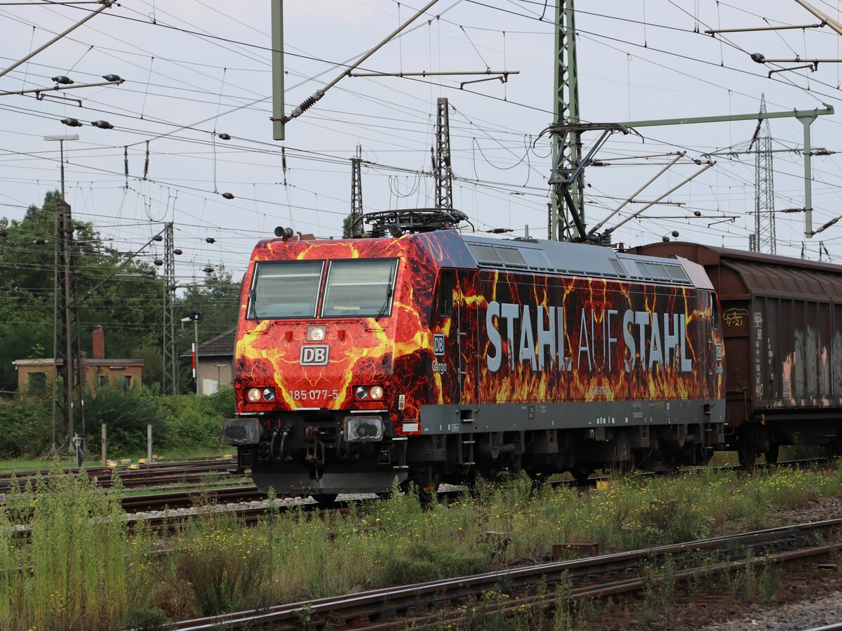 DB Cargo Lokomotive 185 077-5 (91 80 6185 077-5 D-DB) mit Aufschrift  Stahl auf Stahl  Gterbahnhof Oberhausen West 02-09-2021.

DB Cargo locomotief 185 077-5 (91 80 6185 077-5 D-DB) met opschrift  Stahl auf Stahl  goederenstation Oberhausen West 02-09-2021.