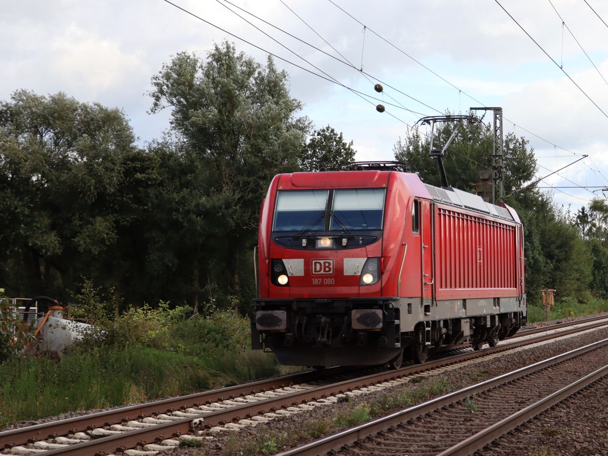 DB Cargo Lokomotive 187 080-7 Devesstrasse, Salzbergen 16-09-2021.

DB Cargo locomotief 187 080-7 Devesstrasse, Salzbergen 16-09-2021.