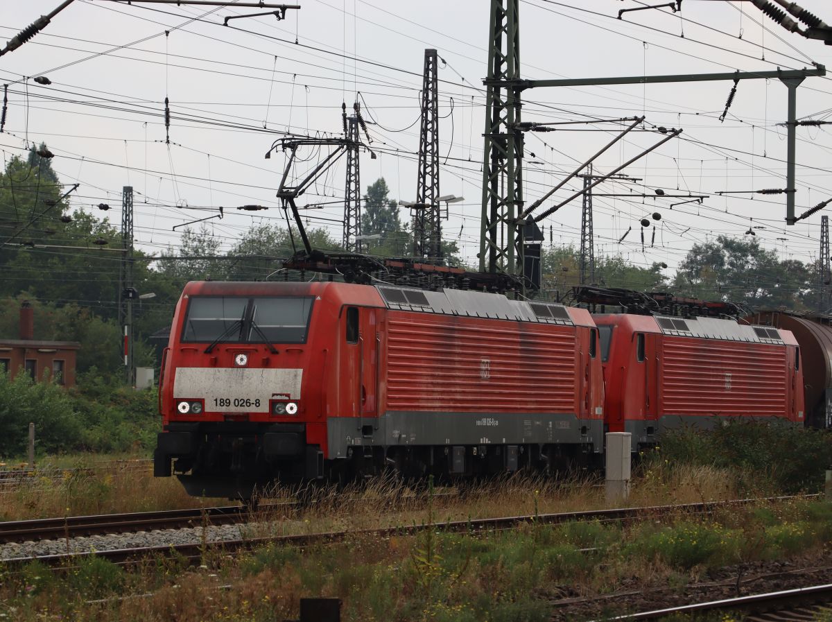 DB Cargo Lokomotive 189 026-8 und 189 086-2 Gterbahnhof Oberhausen West 18-08-2022.

DB Cargo locomotief 189 026-8 en 189 086-2 goederenstation Oberhausen West 18-08-2022.