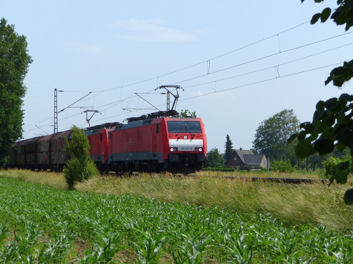 DB Cargo Lokomotive 189 027-6 mit Schwesterlok Wasserstrasse, Hamminkeln 18-06-2021.

DB Cargo locomotief 189 027-6 met zusterloc Wasserstrasse, Hamminkeln 18-06-2021.