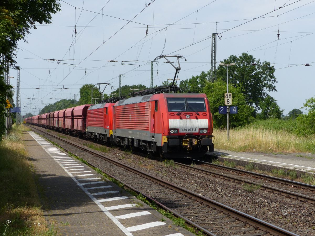 DB Cargo Lokomotive 189 038-3 mit Schwesterlok f�hrt linkes Gleis richtung Wesel. Bahnhof Empel-Rees 18-06-2021.

DB Cargo locomotief 189 038-3 met zusterloc en beladen ertstrein linkerspoor richting Wesel. Station Empel-Rees 18-06-2021.

