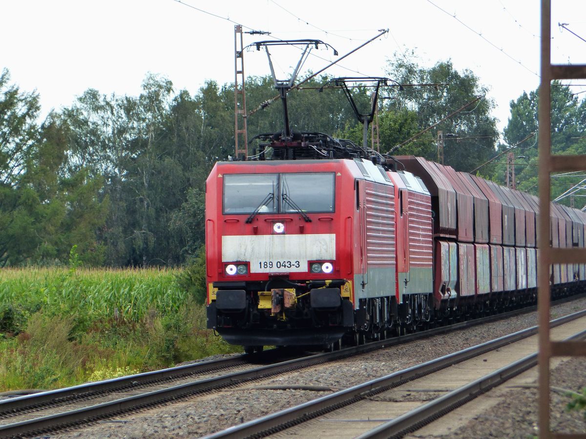 DB Cargo Lokomotive 189 043-3 mit zusterlok Alte Heerstra�e, Rees bei Emmerich am Rhein 21-08-2020.


DB Cargo locomotief 189 043-3 met zusterloc Alte Heerstra�e, Rees bij Emmerich am Rhein 21-08-2020.