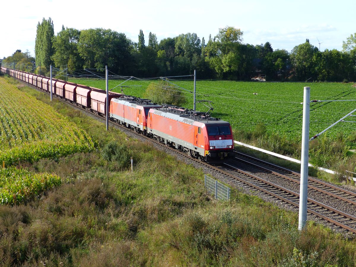 DB Cargo Lokomotive 189 046-6 mit Schwesterlok Baumannstrasse, Praest bei Emmerich am Rhein 19-09-2019.

DB Cargo locomotief 189 046-6 met zusterloc Baumannstrasse, Praest bij Emmerich 19-09-2019.